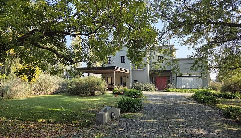 Country-Style House for Sale in Manzanares Pilar, San Francisco