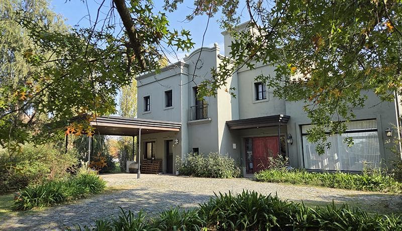 Country-Style House for Sale in Manzanares Pilar, San Francisco