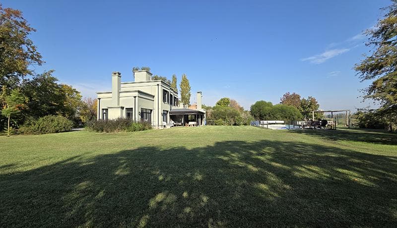 Country-Style House for Sale in Manzanares Pilar, San Francisco