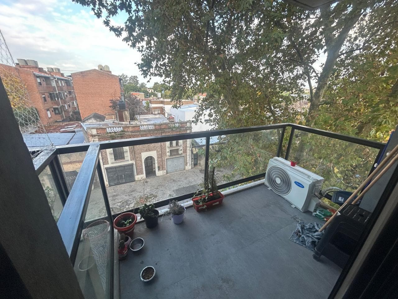 Large studio apartment with a front-facing balcony