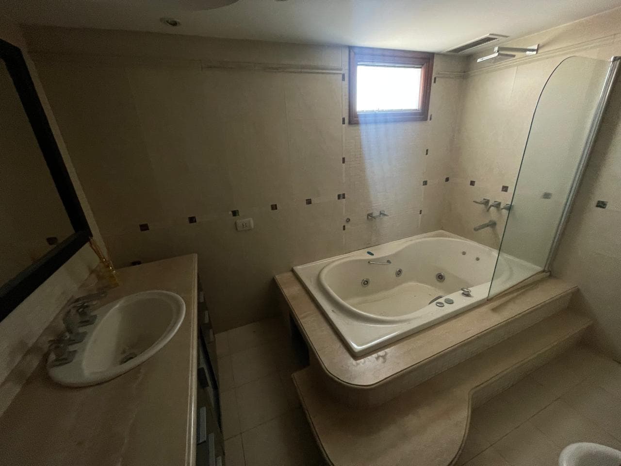 5-room house for sale in Remedios de Escalada with a garage and a yard