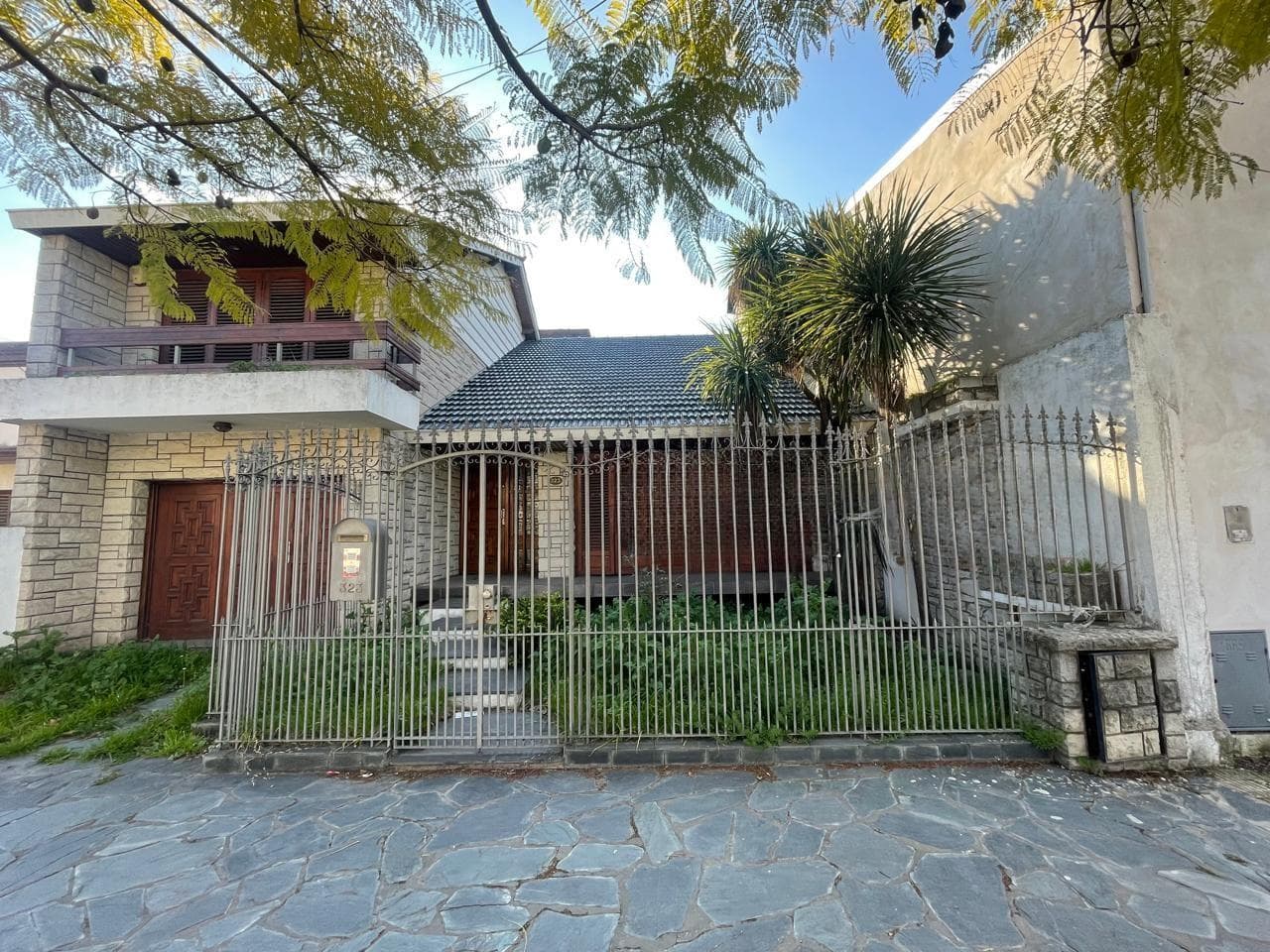 5-room house for sale in Remedios de Escalada with a garage and a yard