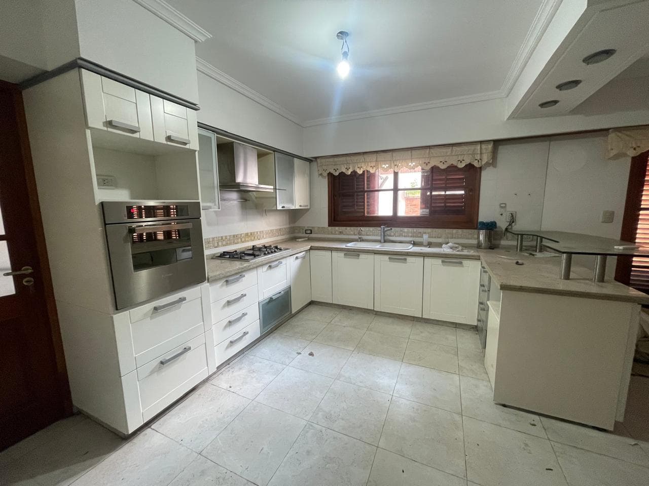 5-room house for sale in Remedios de Escalada with a garage and a yard