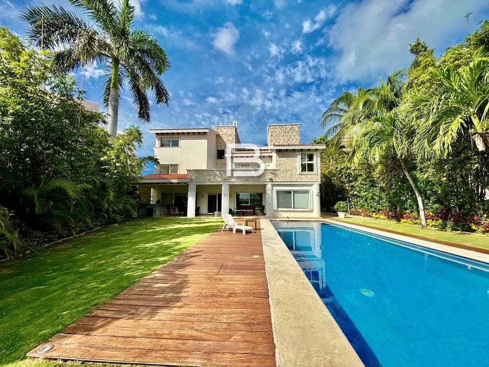 House for Sale with a View of the Lagoon in Isla Dorada, Cancún