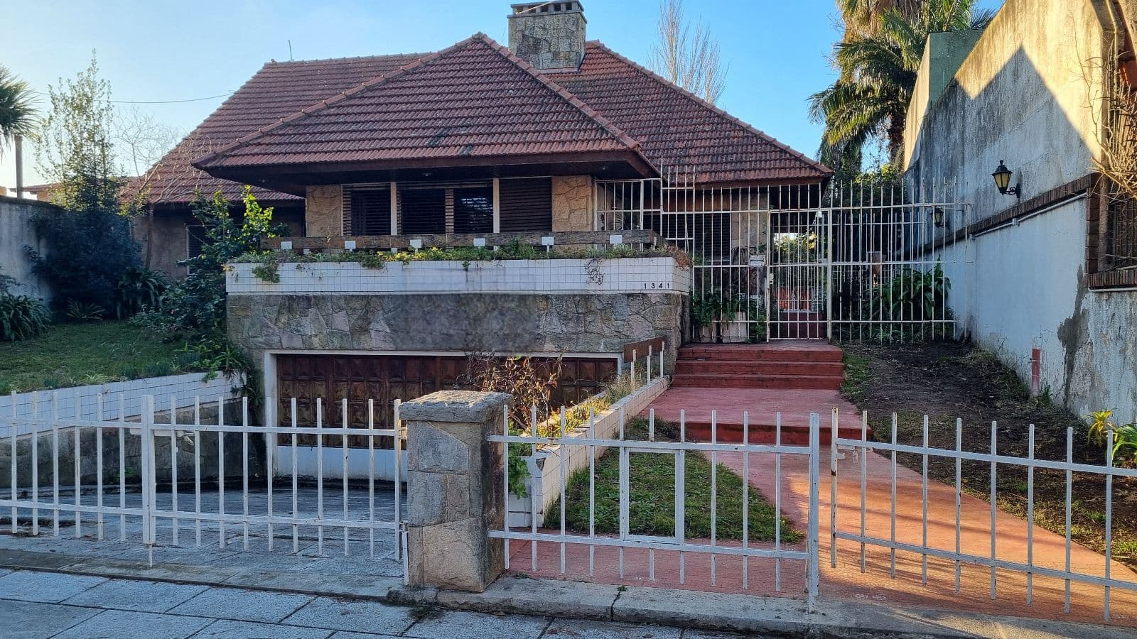 Casa 4 amb, cochera para varios vehículos, quincho, piscina y amplio jardín.