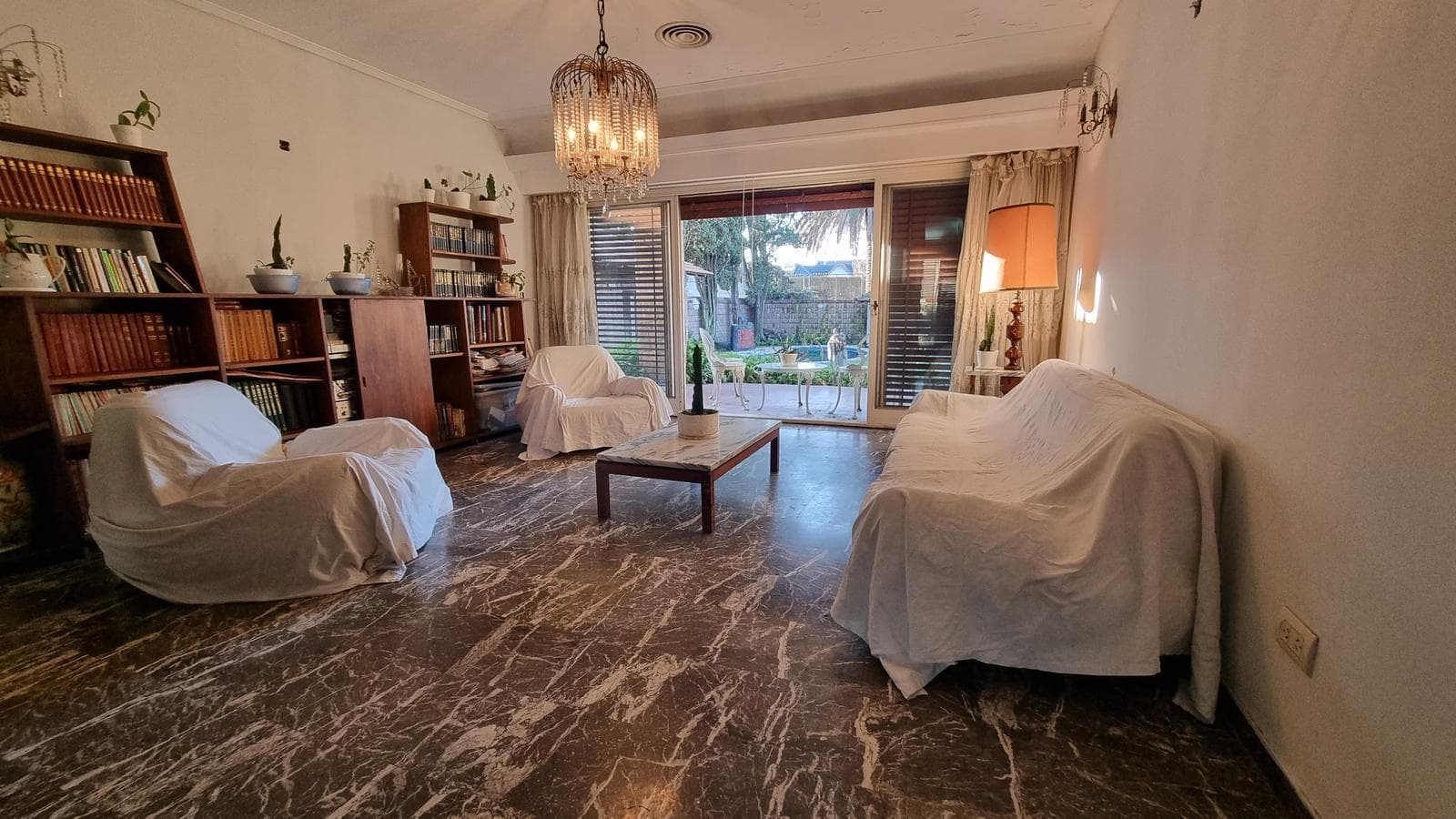 Casa 4 amb, cochera para varios vehículos, quincho, piscina y amplio jardín.