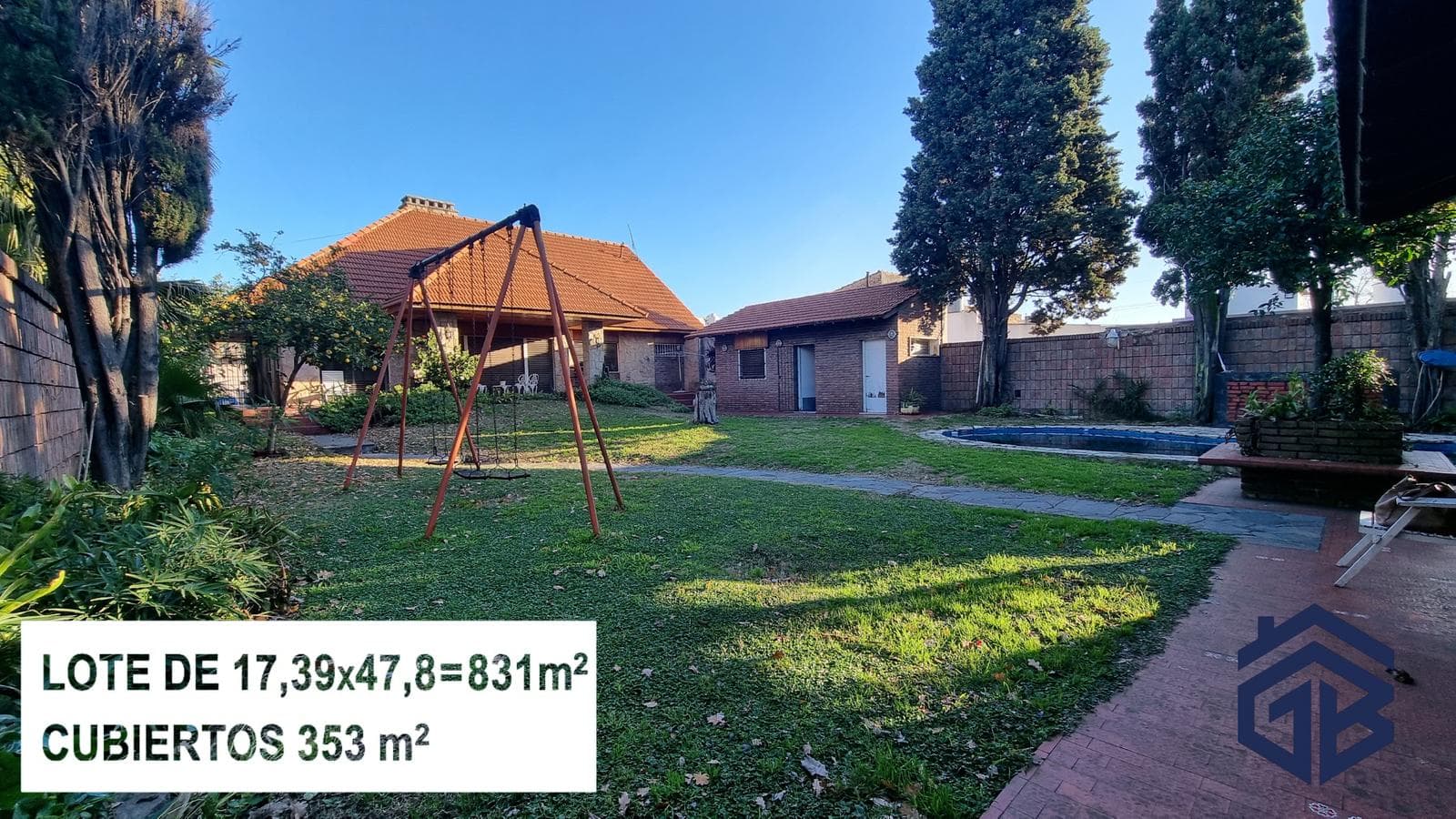 Casa 4 amb, cochera para varios vehículos, quincho, piscina y amplio jardín.