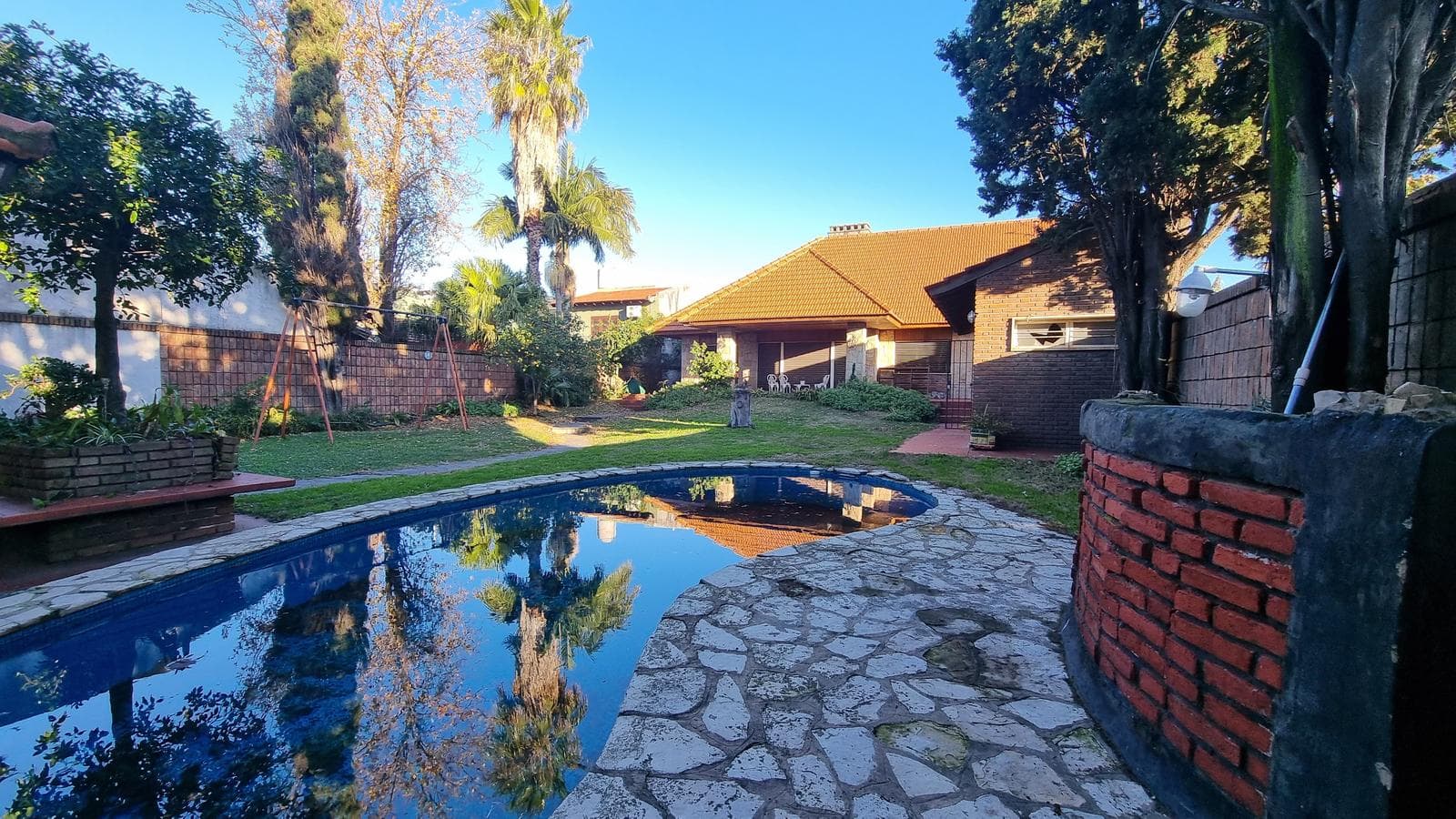 Casa 4 amb, cochera para varios vehículos, quincho, piscina y amplio jardín.