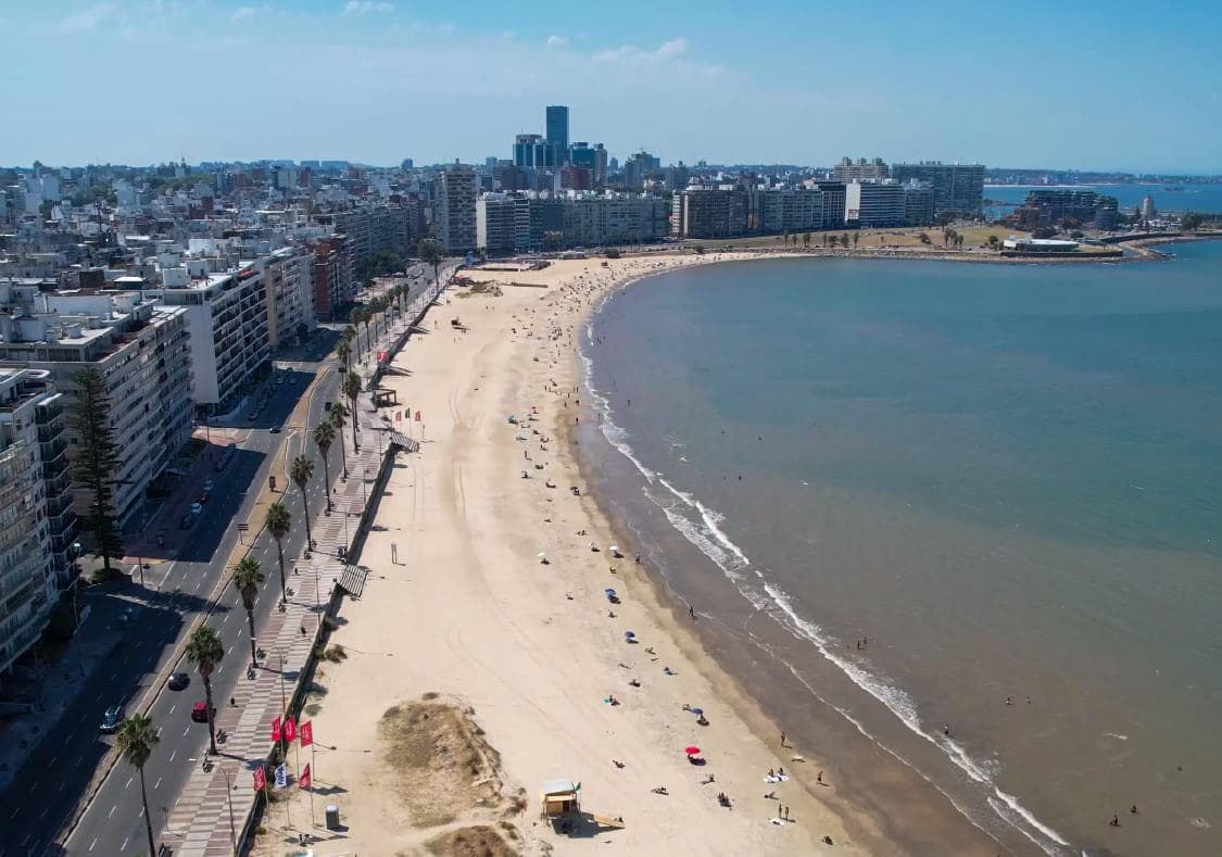 Two-bedroom apartment with a balcony for sale in Pocitos