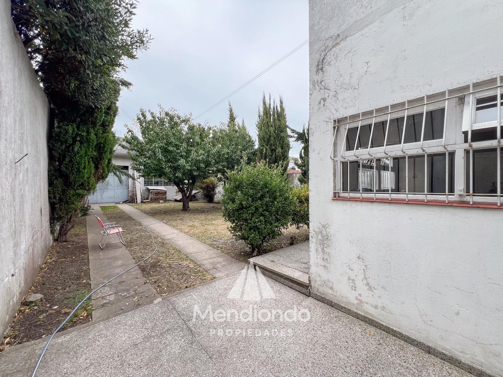 5-bedroom house with 241 m² of living space, plus a 100 m² concrete-slab shed. Double garage. Villa Primera.