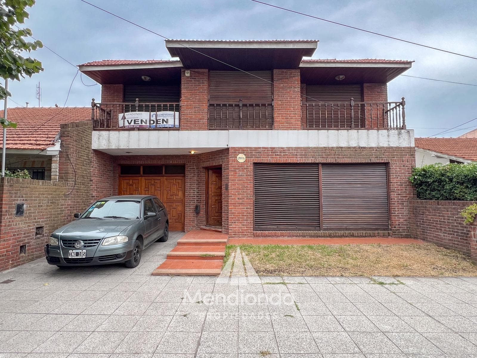 5-bedroom house with 241 m² of living space, plus a 100 m² concrete-slab shed. Double garage. Villa Primera.