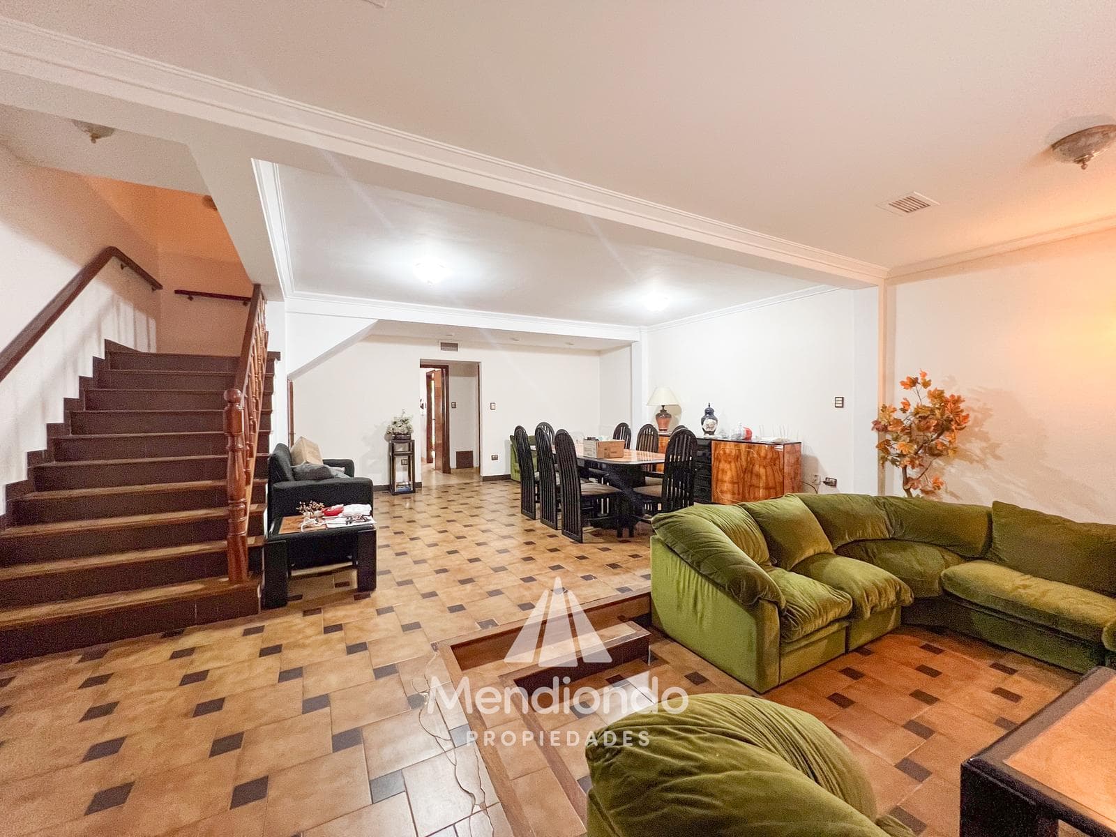 5-bedroom house with 241 m² of living space, plus a 100 m² concrete-slab shed. Double garage. Villa Primera.