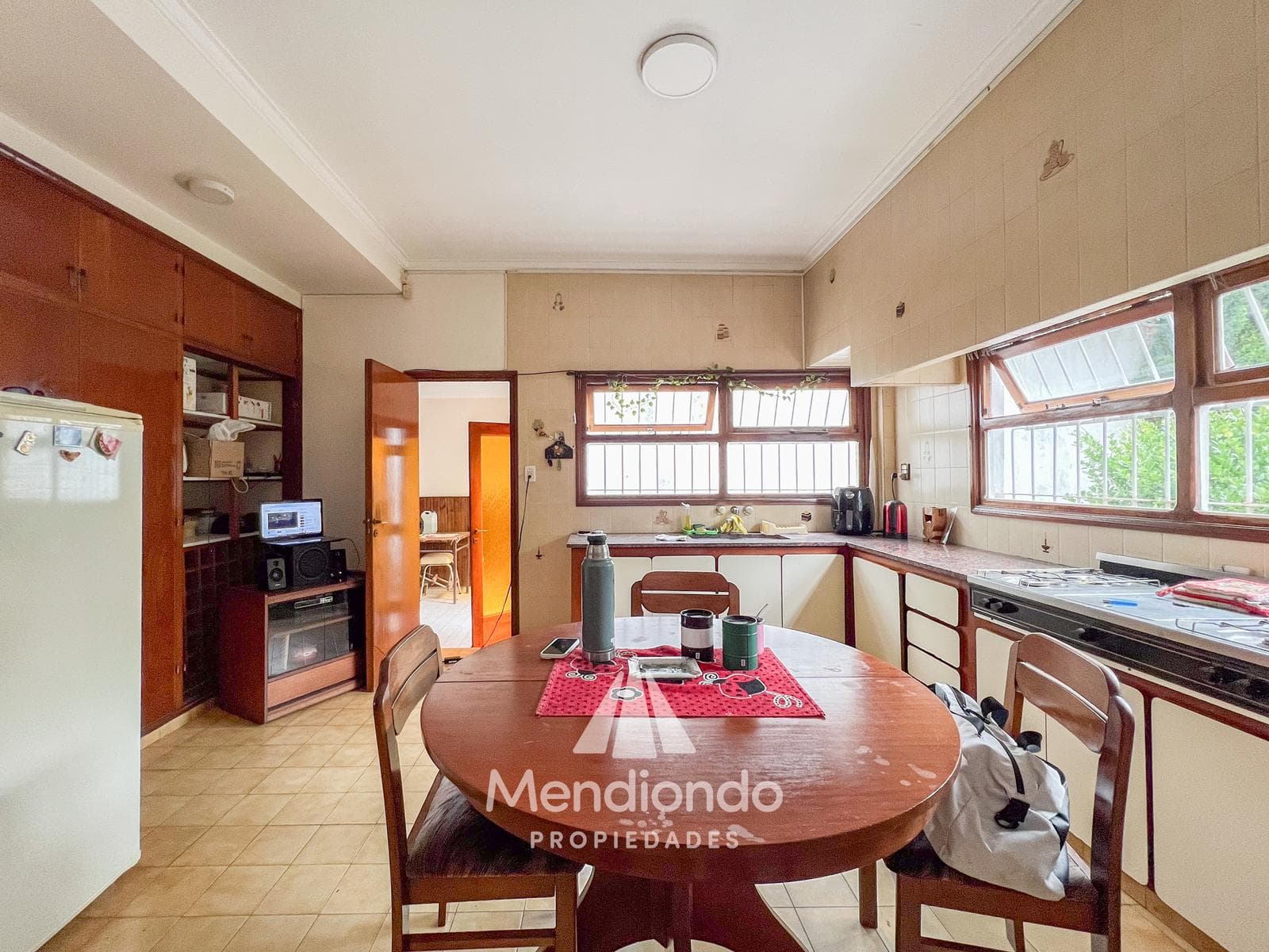 5-bedroom house with 241 m² of living space, plus a 100 m² concrete-slab shed. Double garage. Villa Primera.