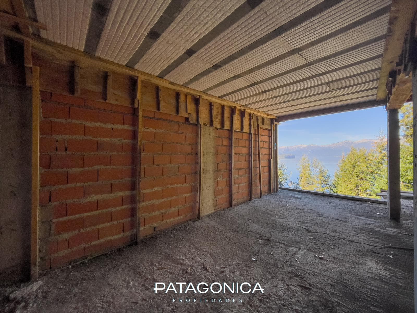 106-square-meter Apartment with a Lake View at Mirador Residece