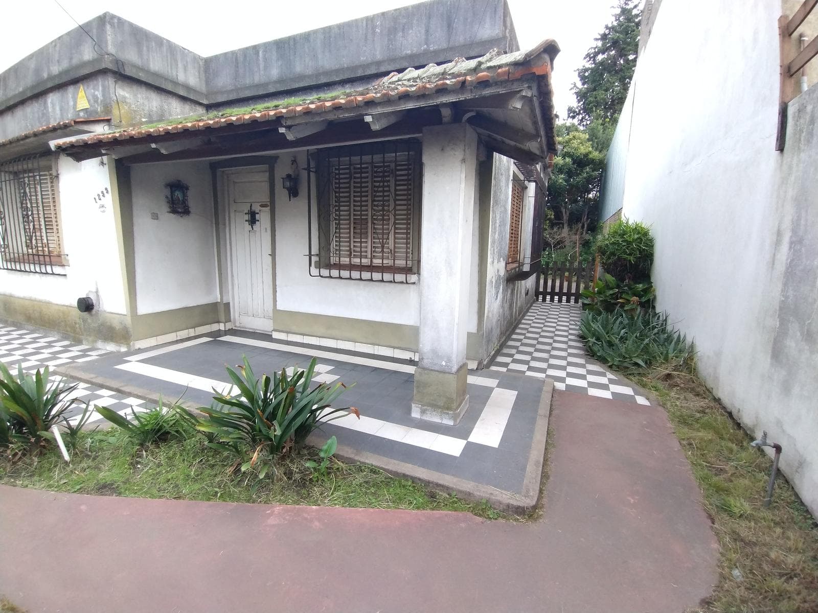 3-Bedroom House with a Spacious Garden and Great Potential in CLAYPOLE