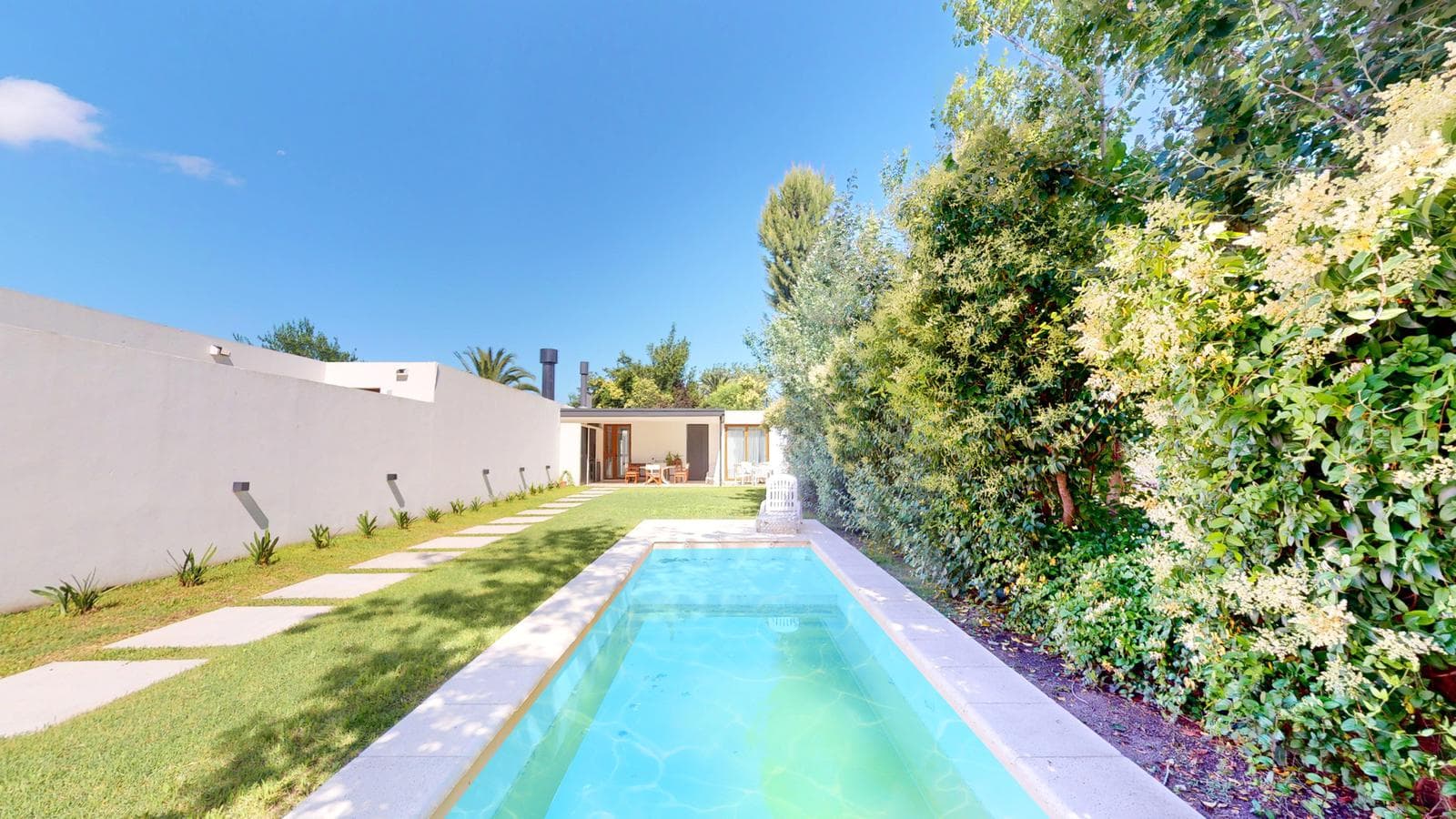 House for sale at 458 and 12-b. It has 119 m² of floor space on a 9 x 46 lot. IN PERFECT CONDITION