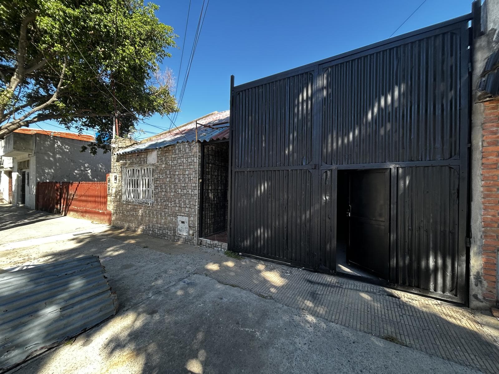 House or Building Lot in Nueva Pompeya—currently remodeled—with rental income