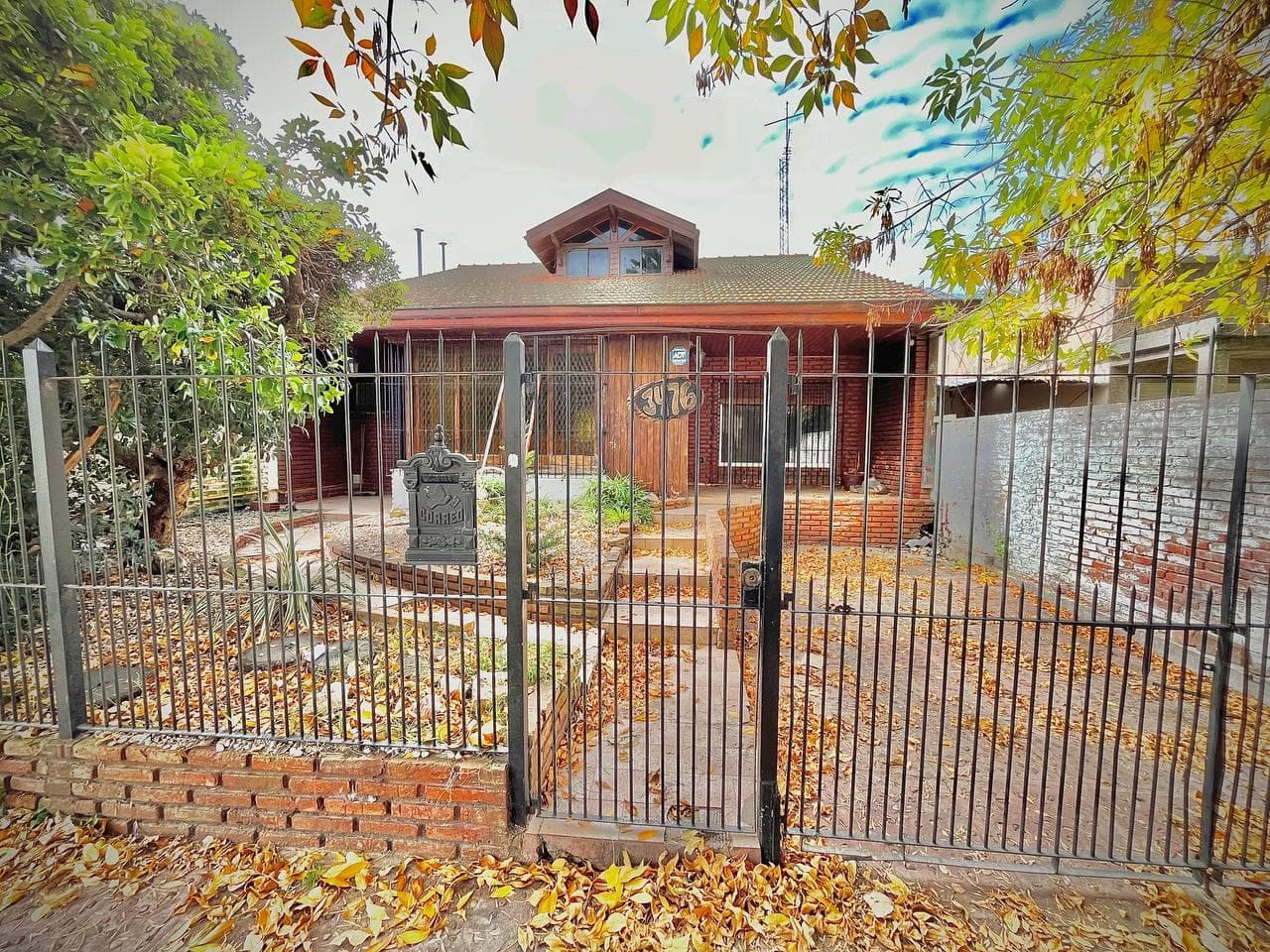 4-BEDROOM HOUSE FOR SALE IN BERAZATEGUI WITH POOL AND GARAGE