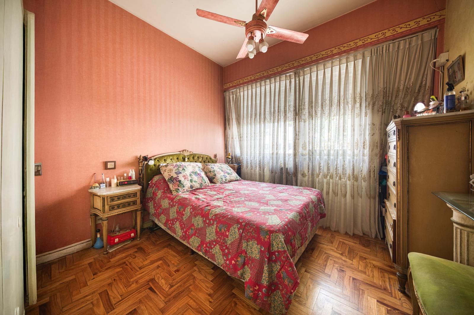 Apartment on Plaza Colón, facing the street, with a spacious balcony