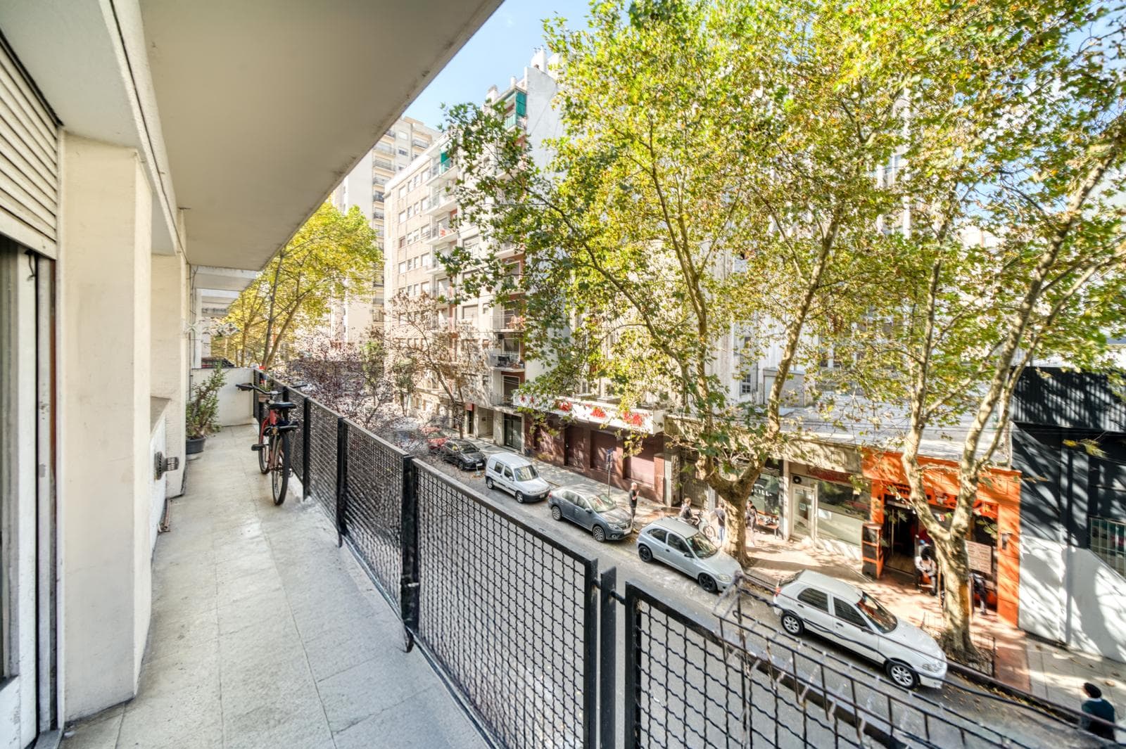 Apartment on Plaza Colón, facing the street, with a spacious balcony