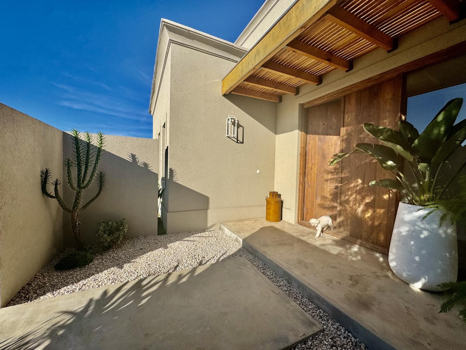 House for Sale in the Santa Ana Neighborhood Near the Lagoon