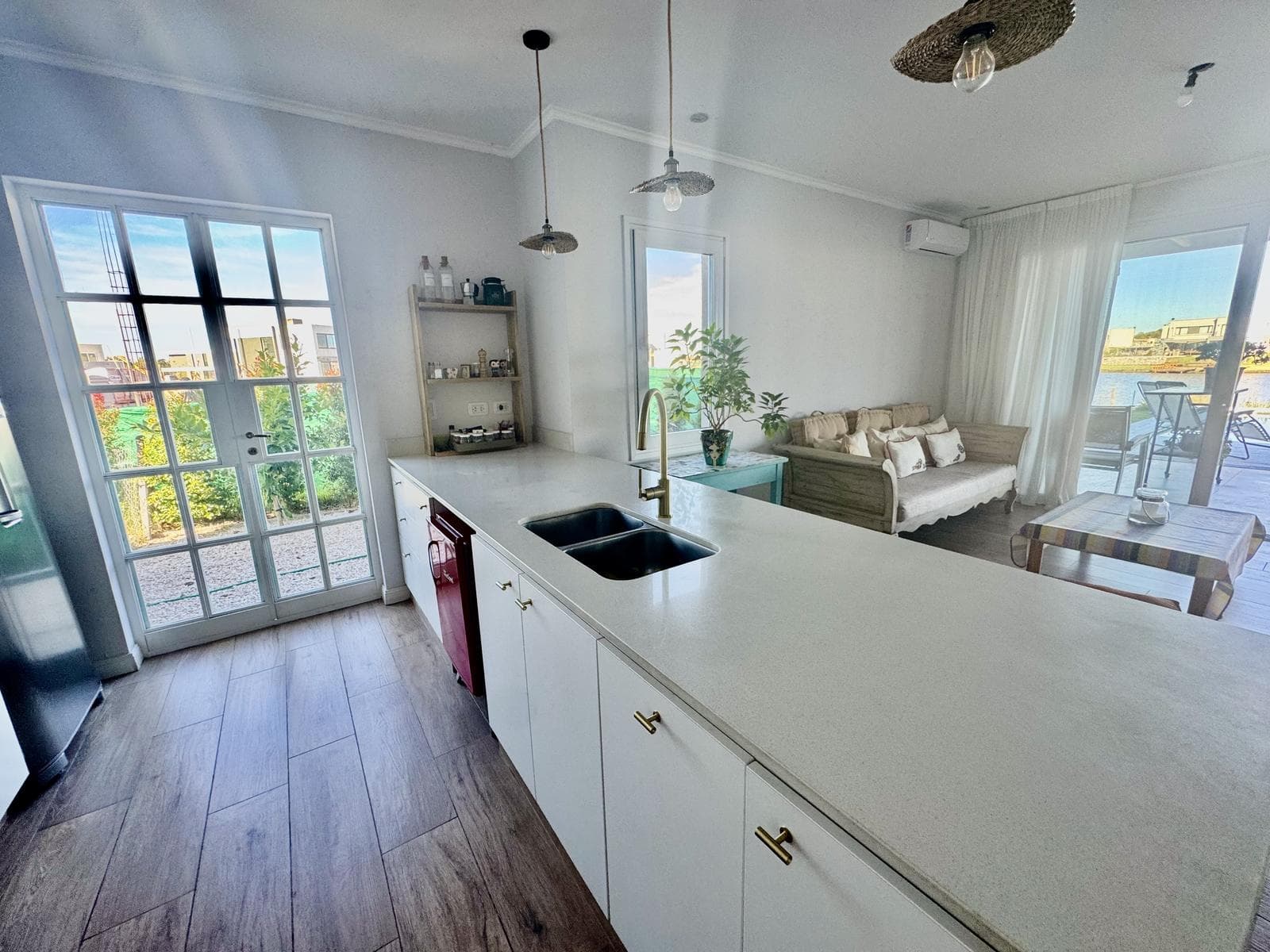 House for Sale in the Santa Ana Neighborhood Near the Lagoon