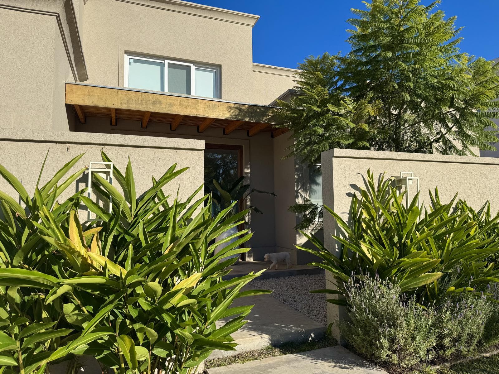 House for Sale in the Santa Ana Neighborhood Near the Lagoon