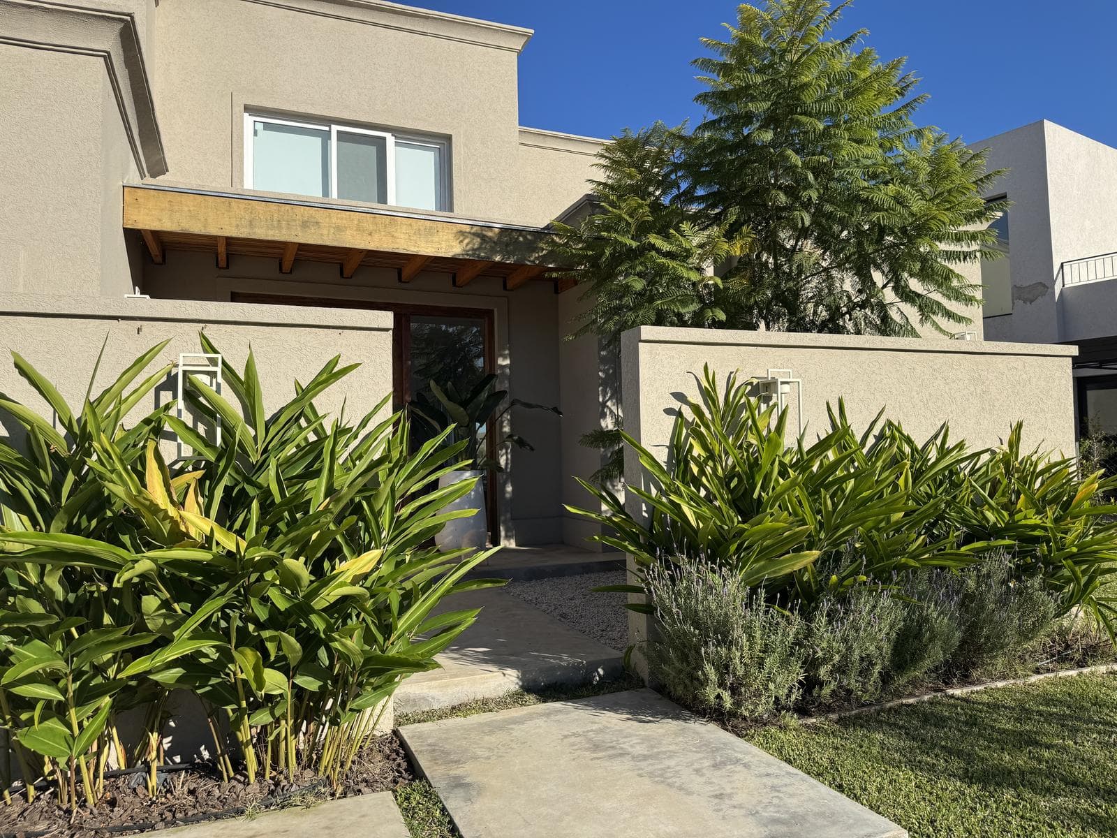 House for Sale in the Santa Ana Neighborhood Near the Lagoon