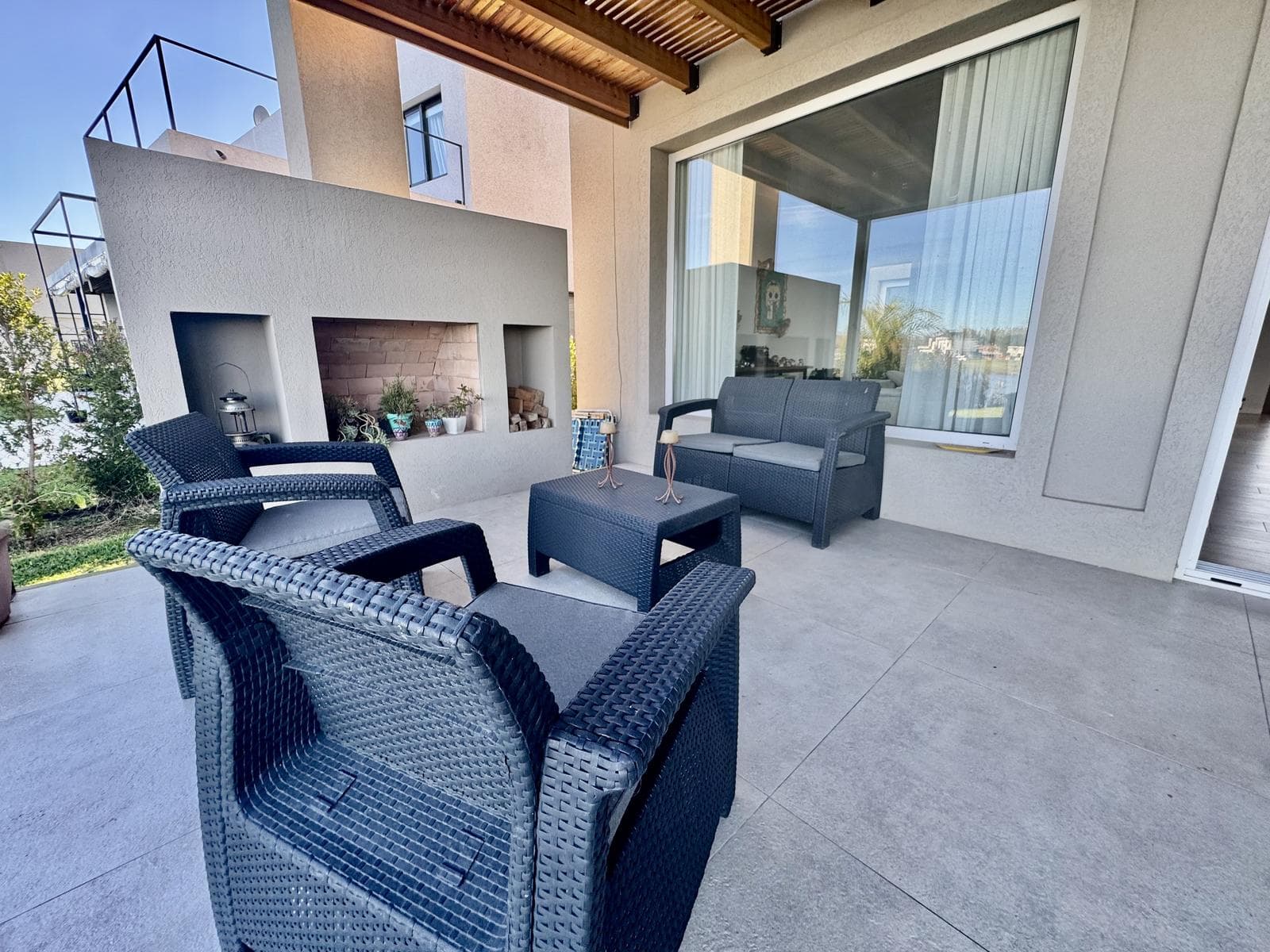 House for Sale in the Santa Ana Neighborhood Near the Lagoon