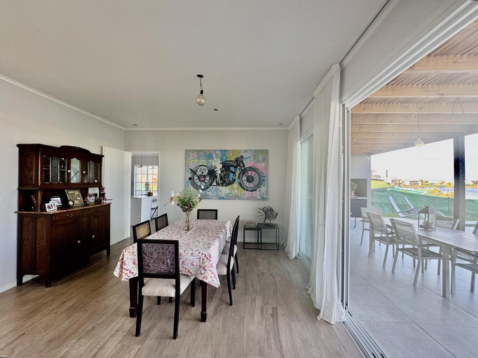 House for Sale in the Santa Ana Neighborhood Near the Lagoon