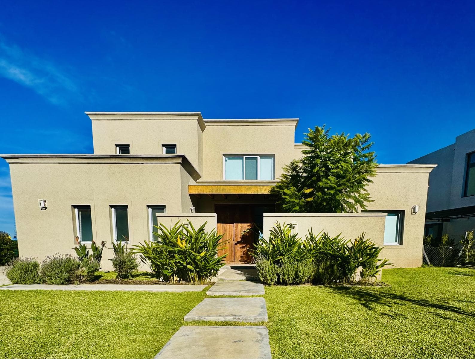 House for Sale in the Santa Ana Neighborhood Near the Lagoon