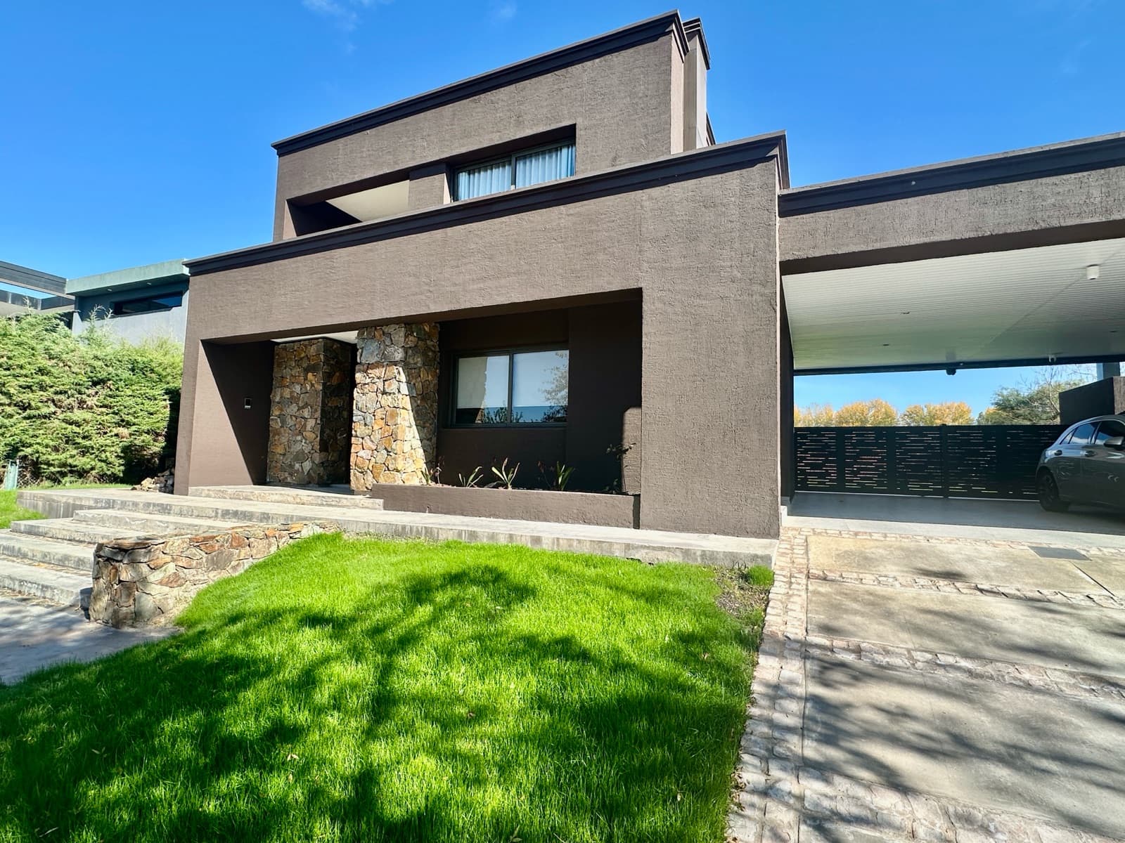 4 Bedrooms Pool Living/Dining Room Family Room