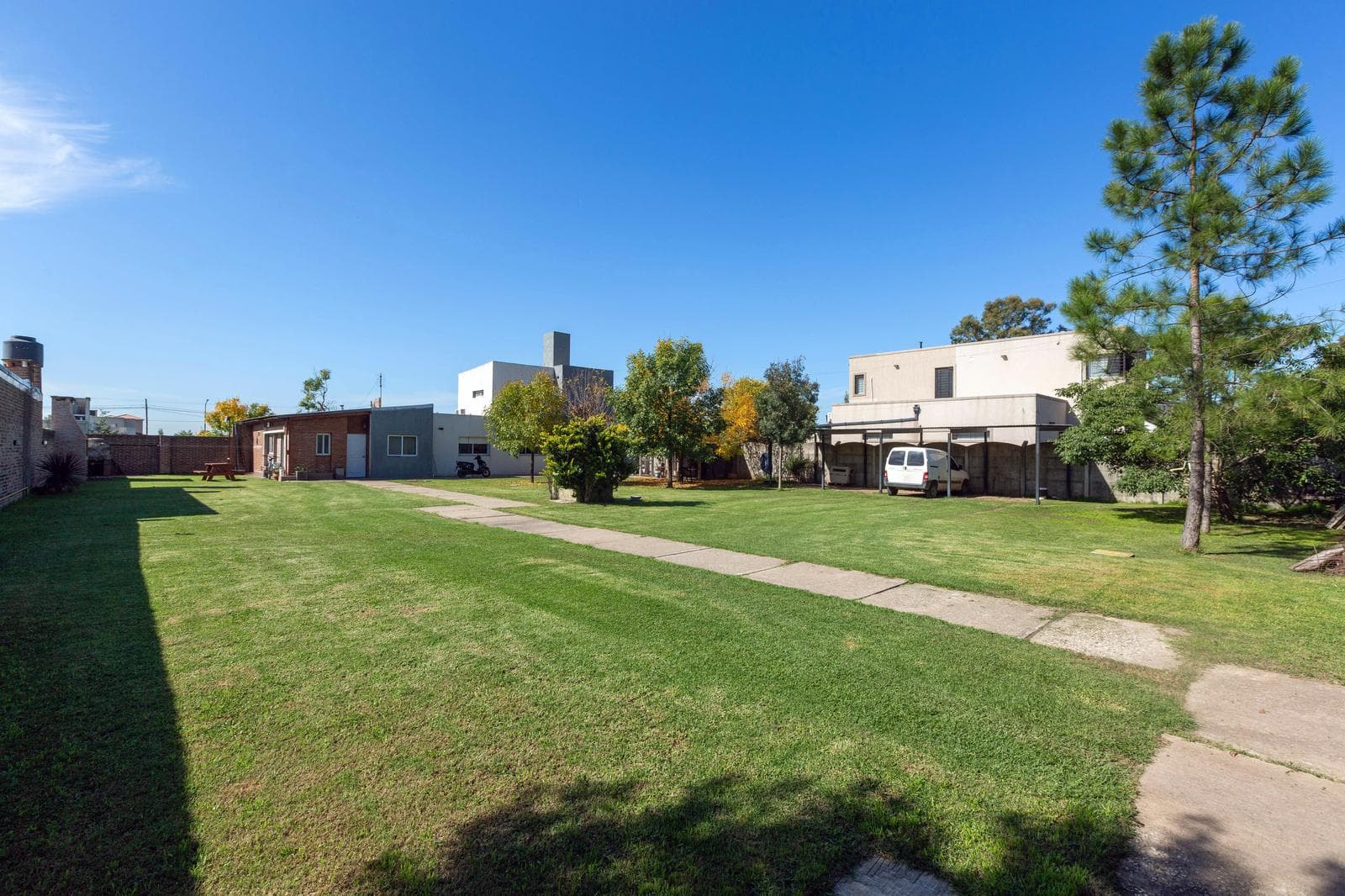 FOR SALE - 3-bedroom house with yard and garage - Funes. QUALIFIES FOR A MORTGAGE