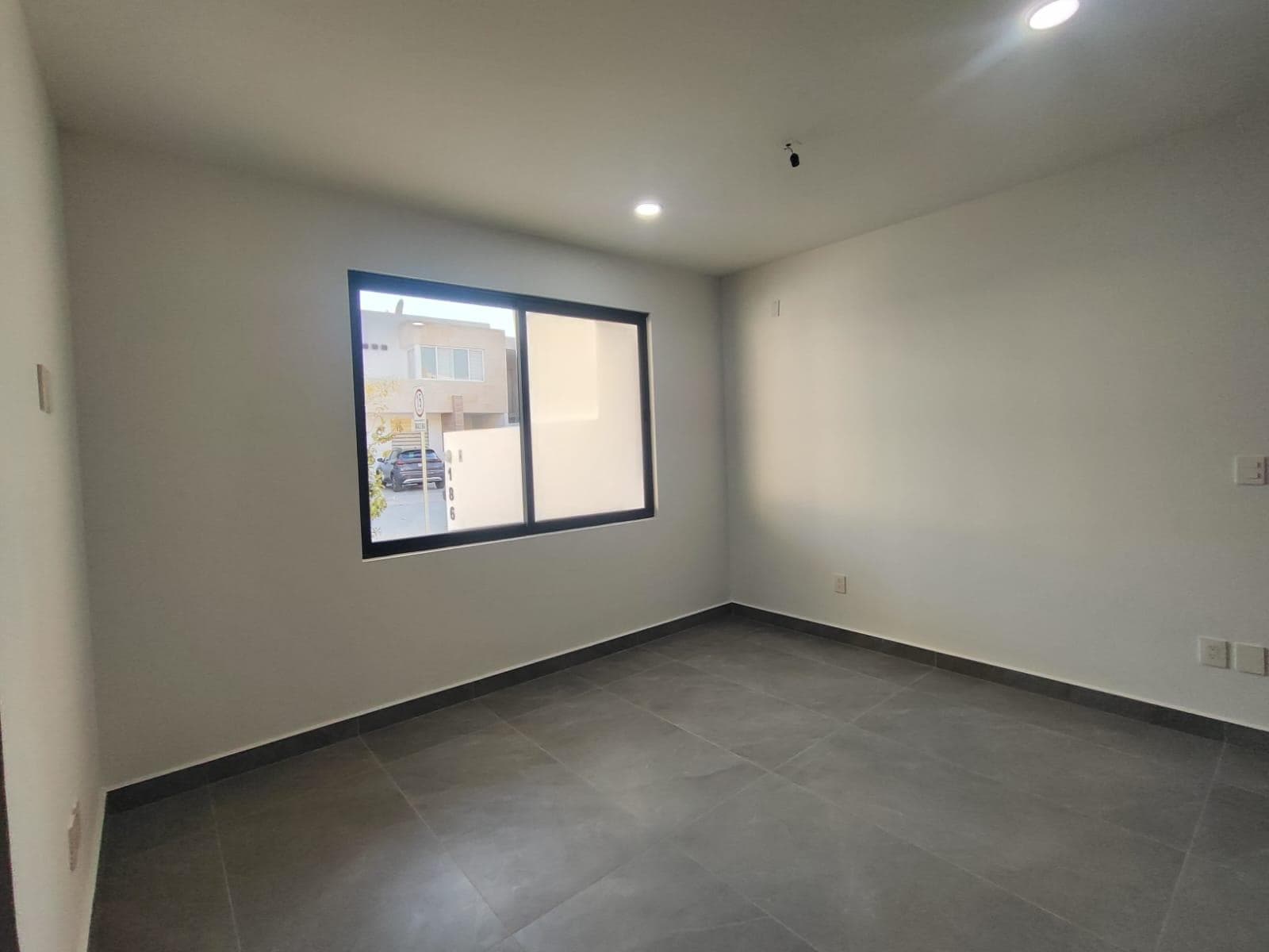 Casa Nueva en Sierra Nogal con 4 Recámaras con Baño, una de