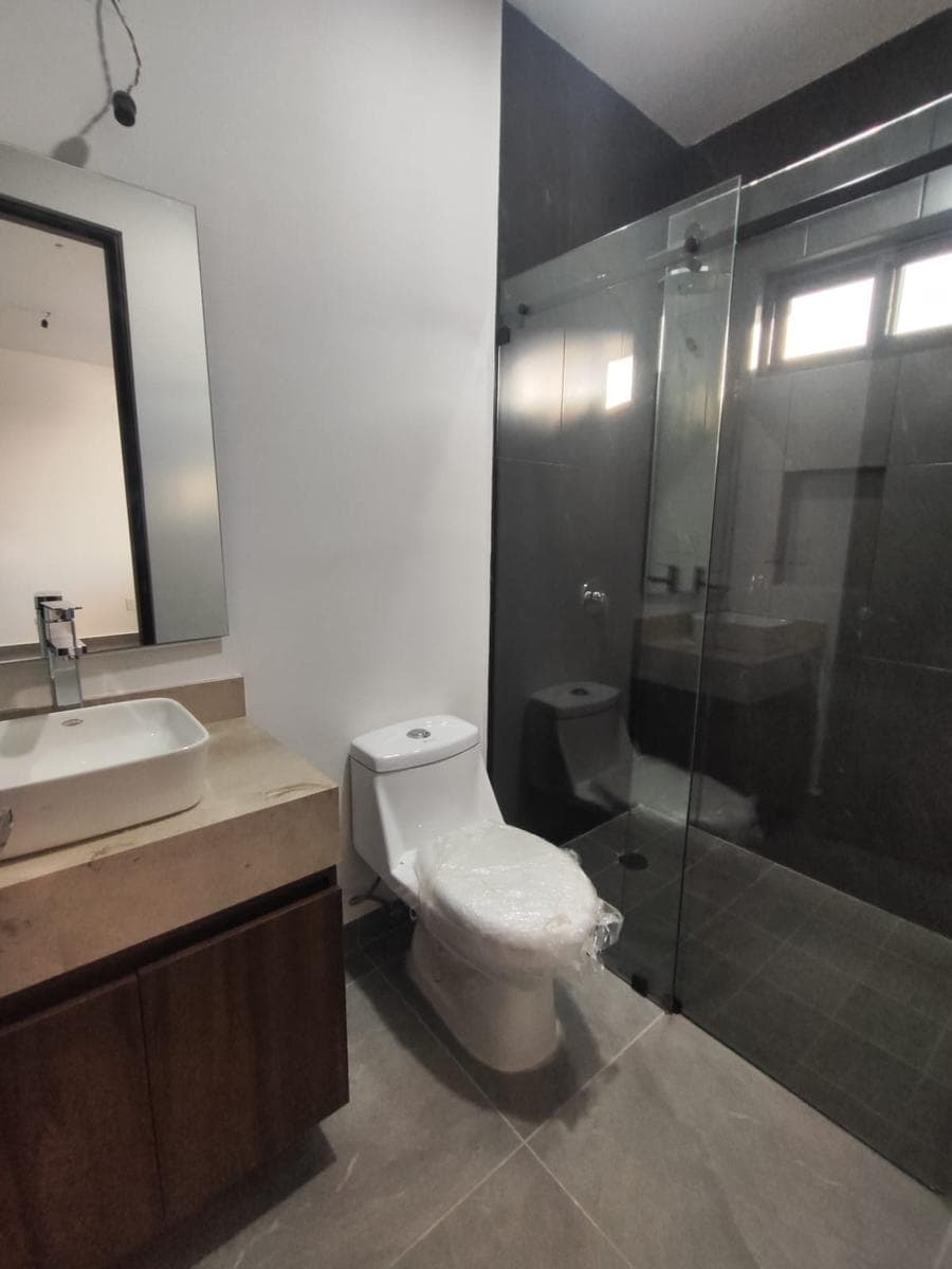 Casa Nueva en Sierra Nogal con 4 Recámaras con Baño, una de