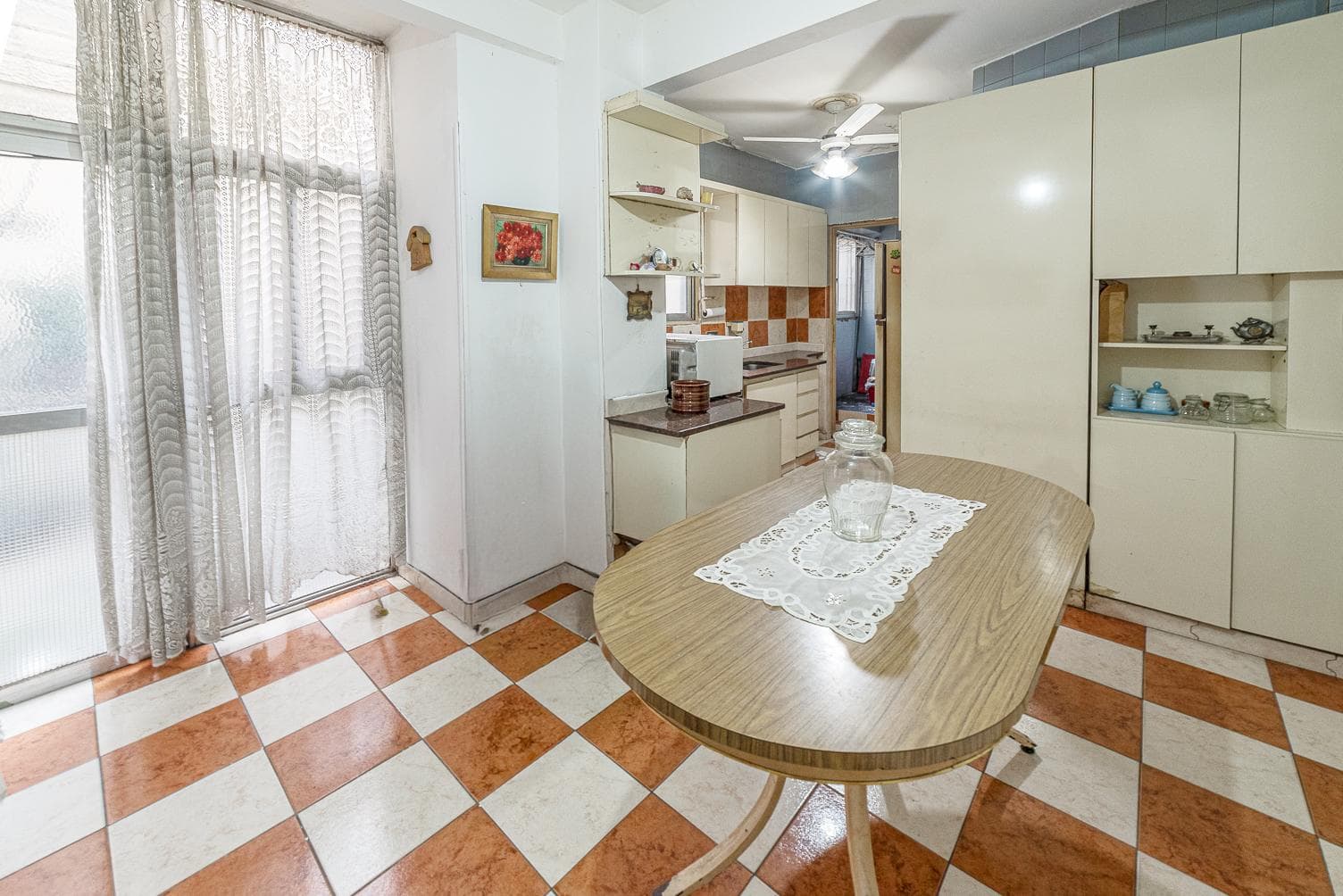 4-Bedroom Apartment + Utility Room for Sale in V. Crespo