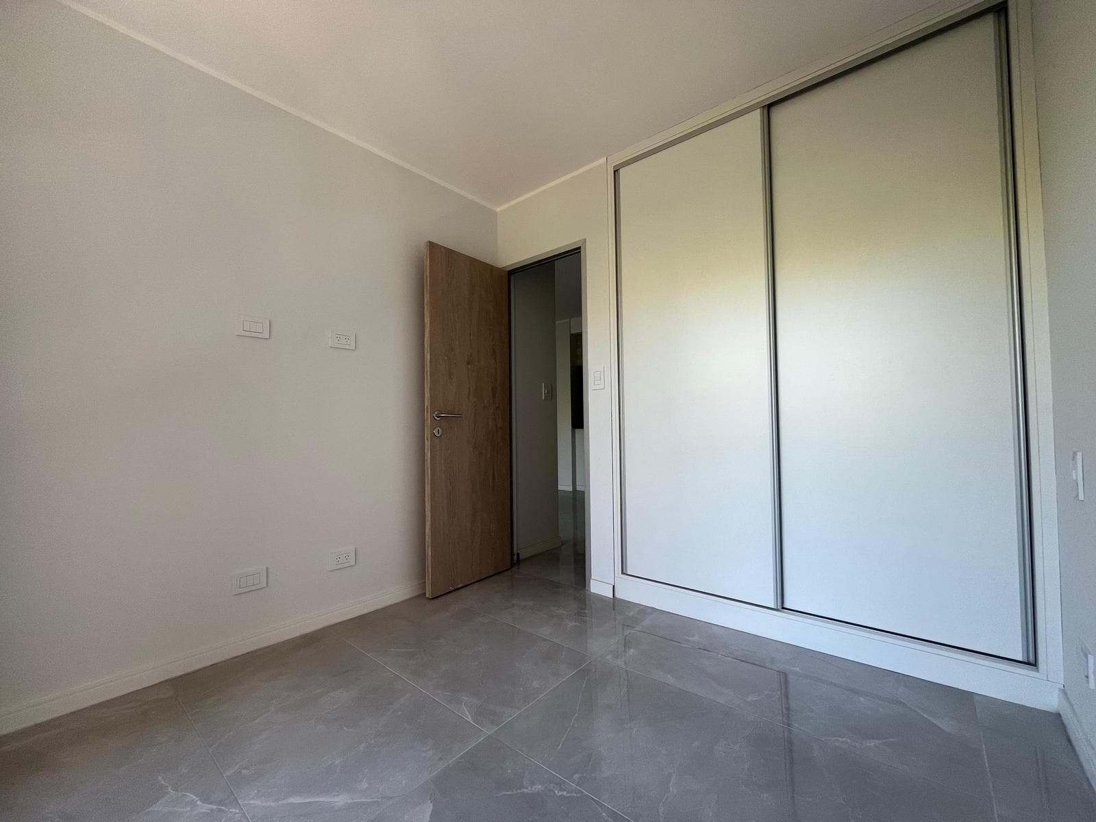 FOR SALE - 1-bedroom apartment with a front-facing balcony. Martin, Rosario.