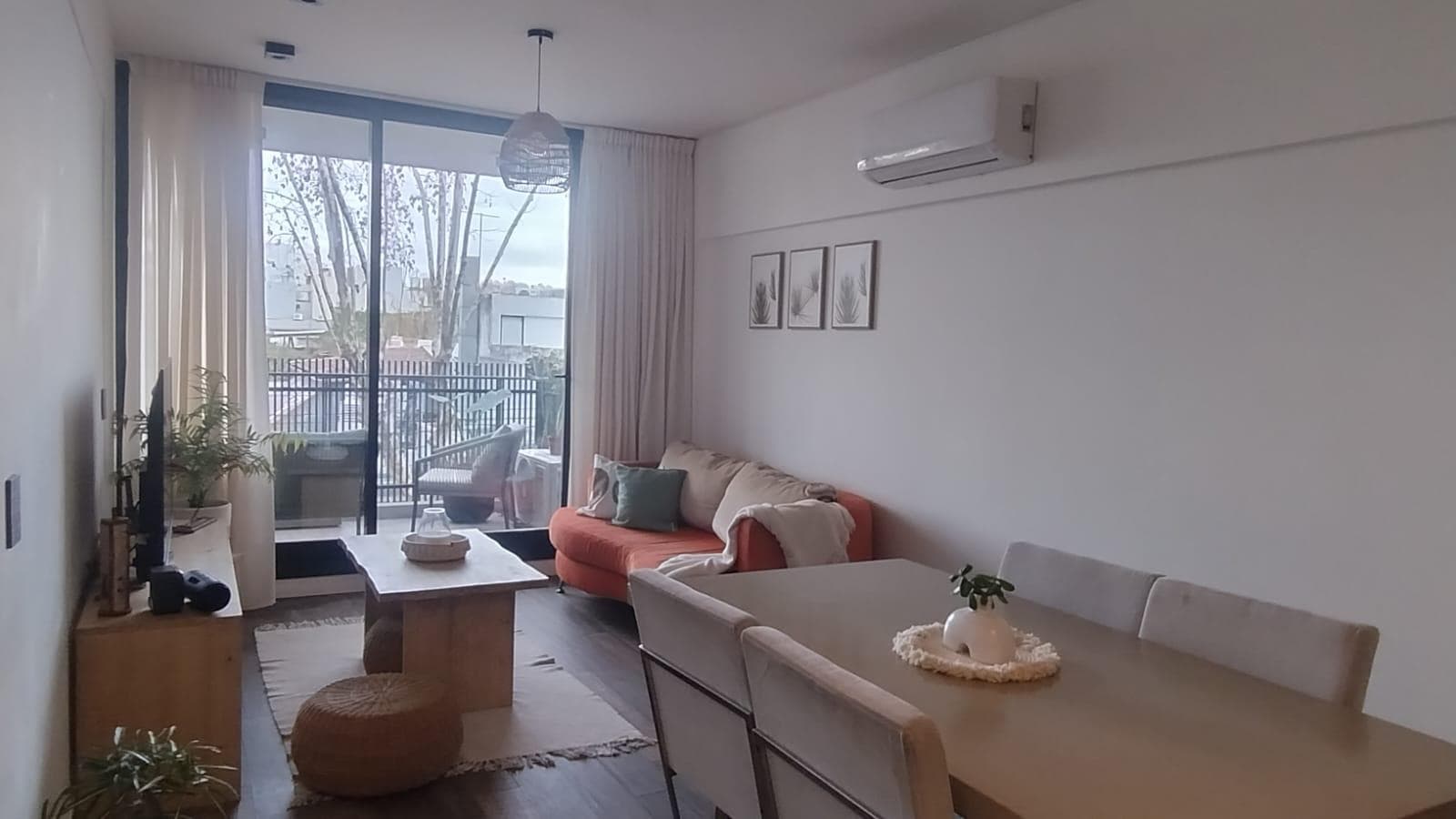 3-room apartment facing the street with a balcony on the second floor in Palermo—with a pool.