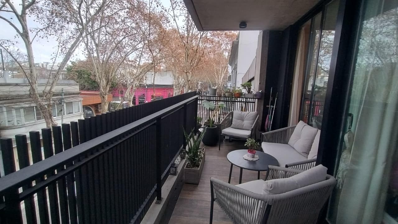 3-room apartment facing the street with a balcony on the second floor in Palermo—with a pool.