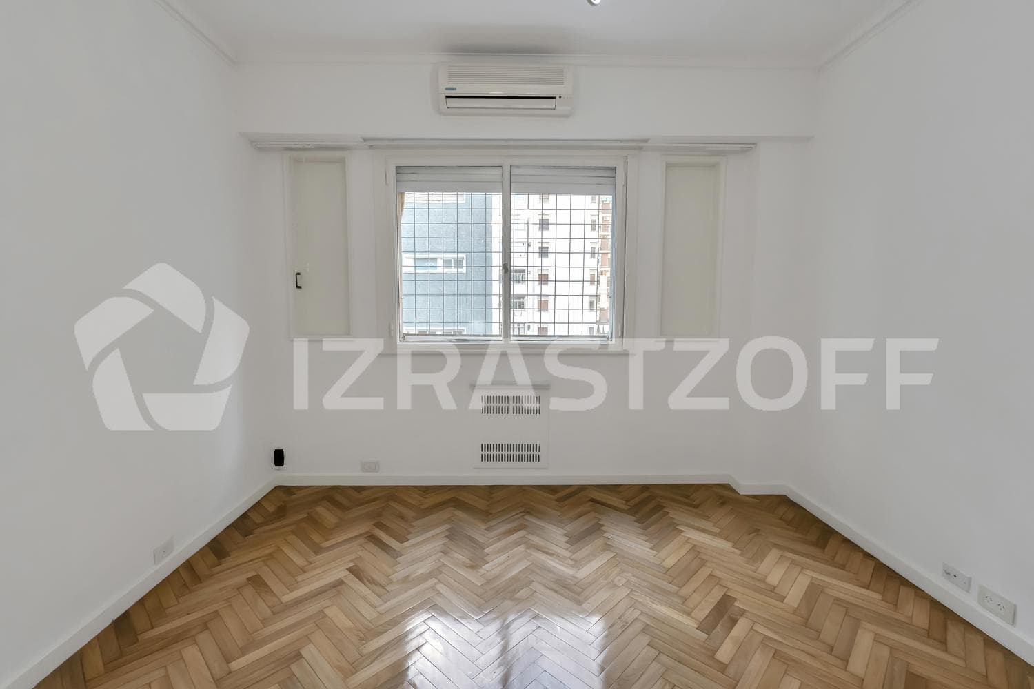5-room apartment for sale in Belgrano with a garage and storage unit