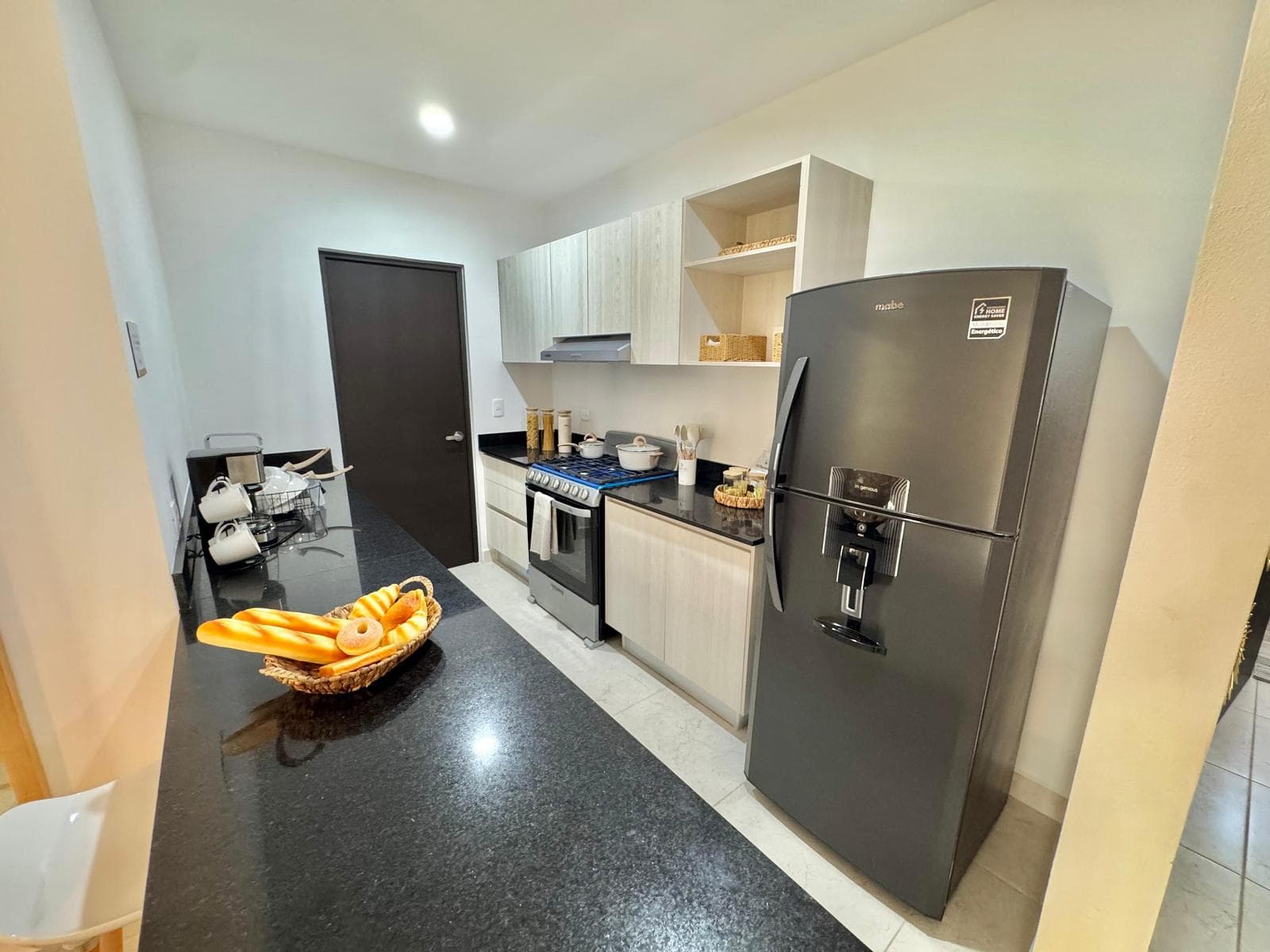 2-BEDROOM APARTMENT 10 MINUTES FROM THE BEACH