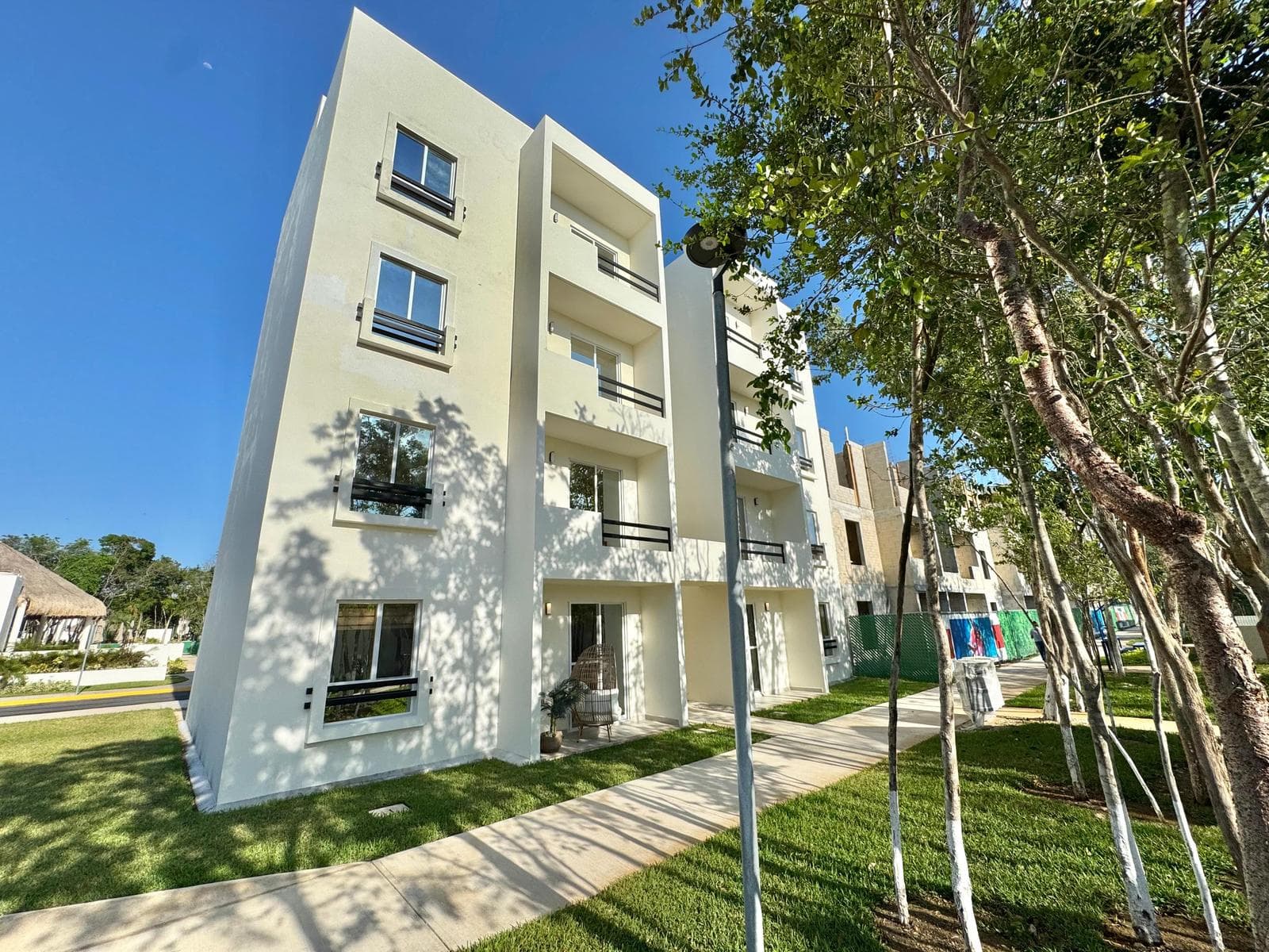 2-BEDROOM APARTMENT 10 MINUTES FROM THE BEACH