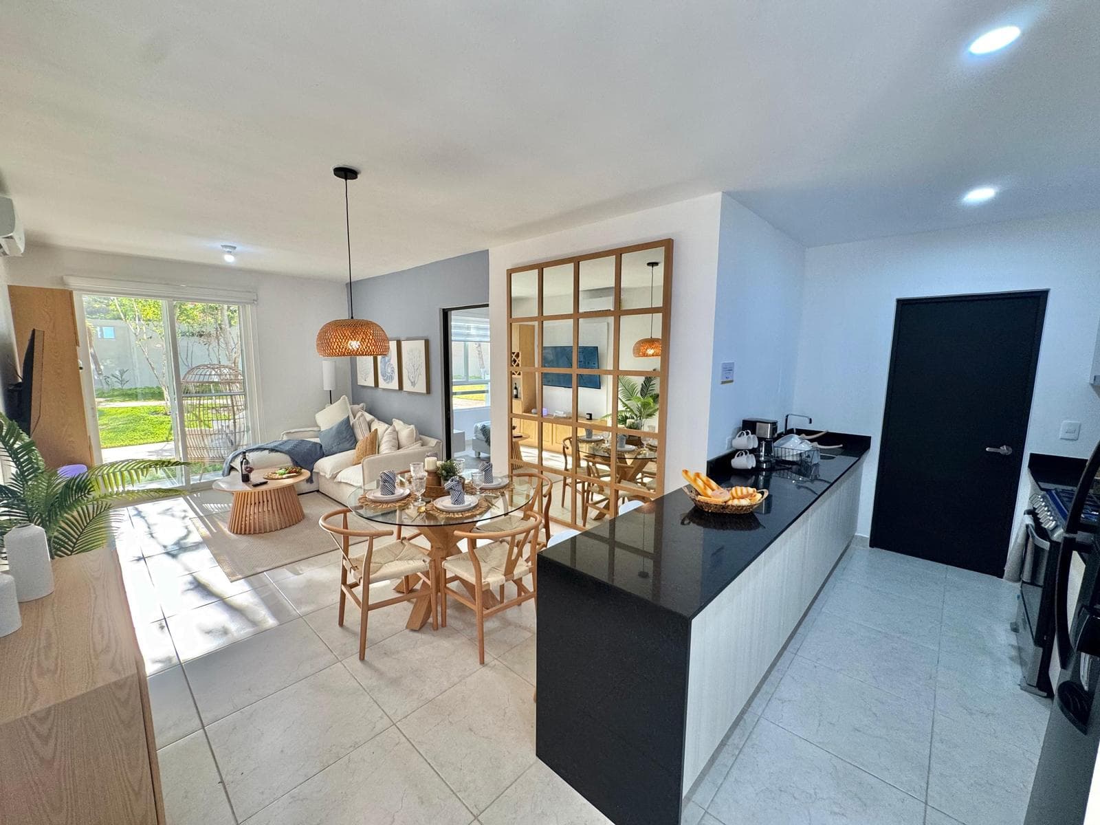 2-BEDROOM APARTMENT 10 MINUTES FROM THE BEACH