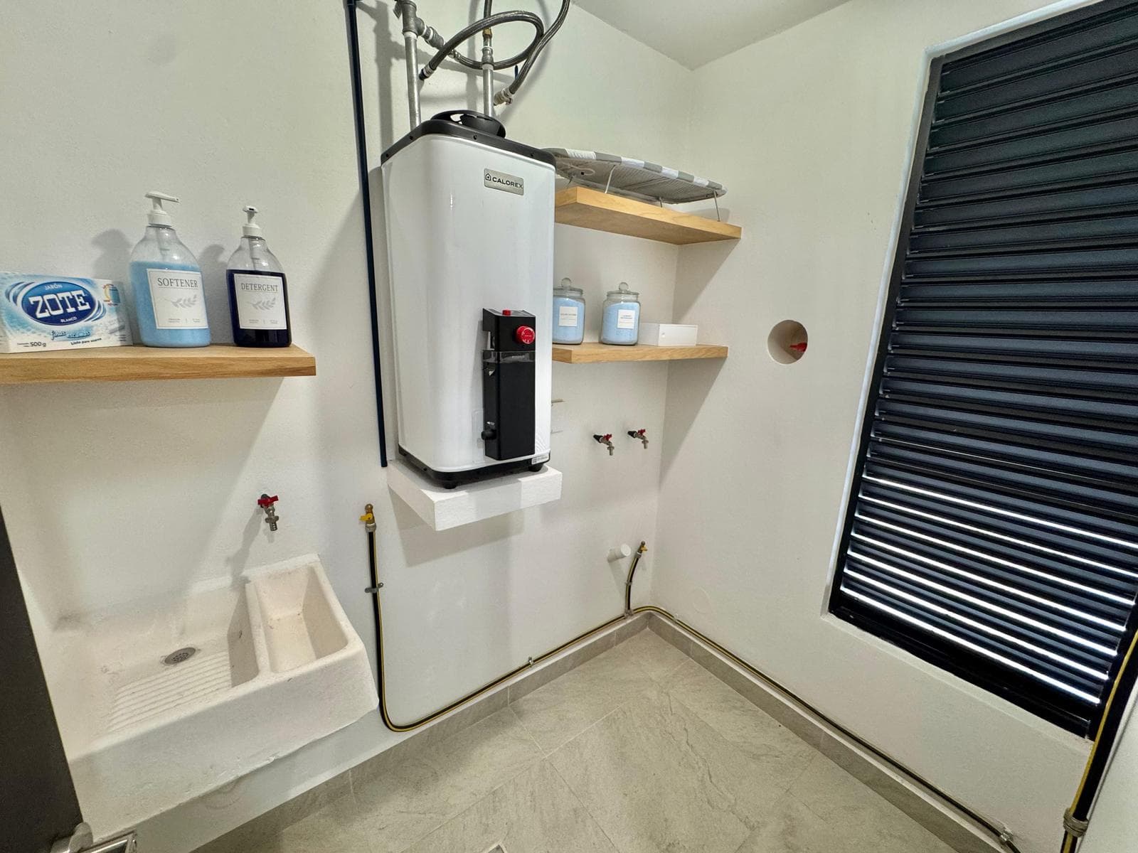 2-BEDROOM APARTMENT 10 MINUTES FROM THE BEACH