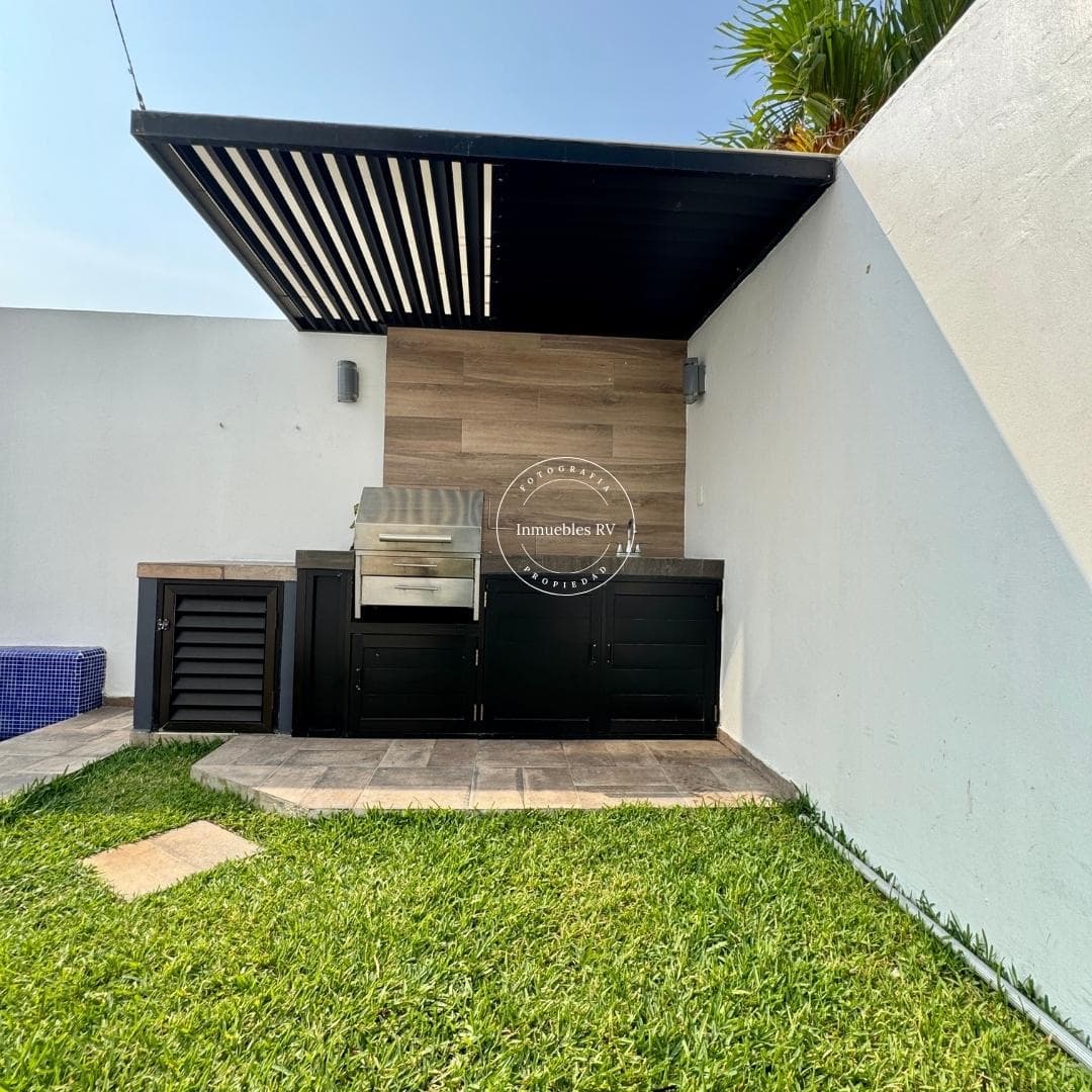 House with a Pool in Punta Tiburon