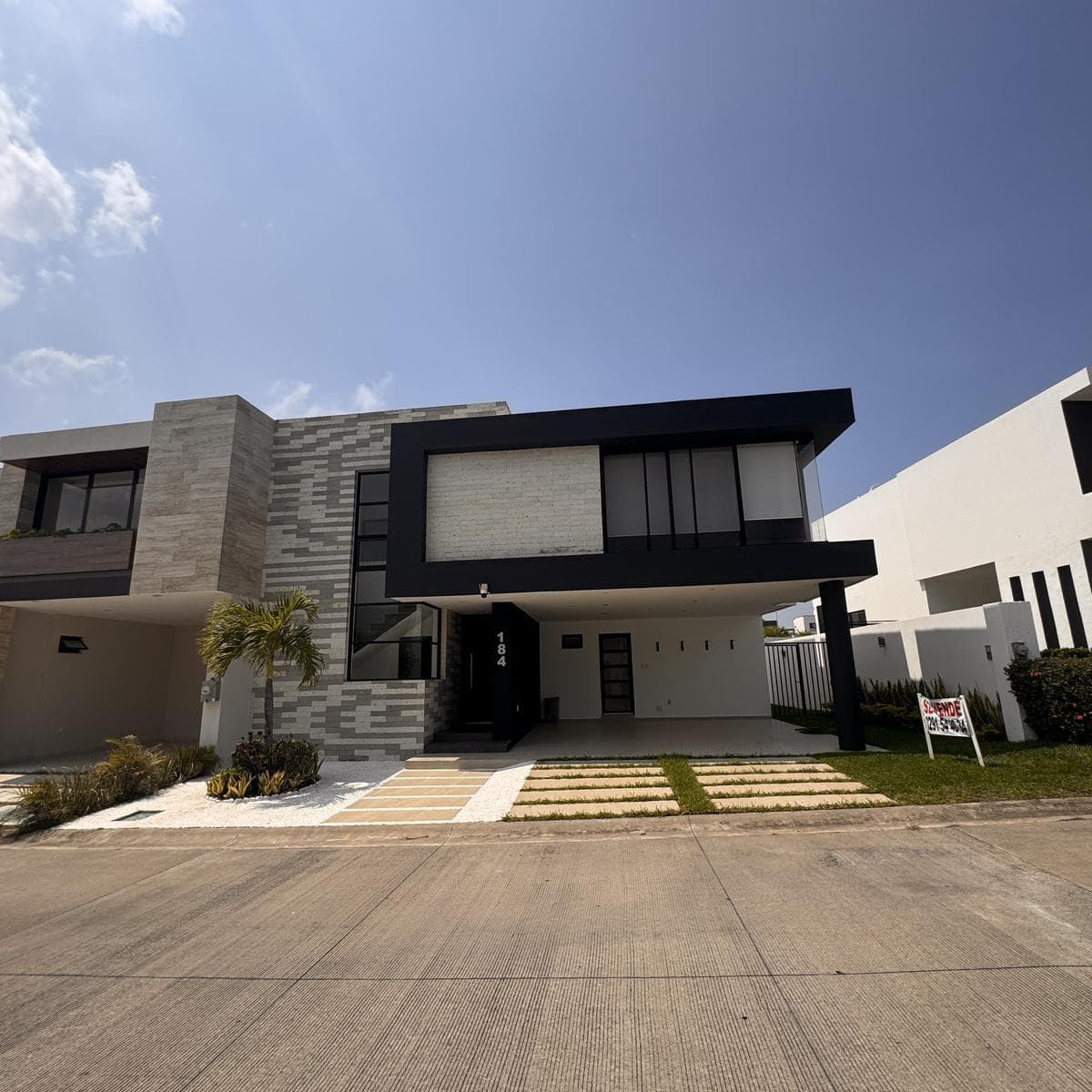 House with a Pool in Punta Tiburon