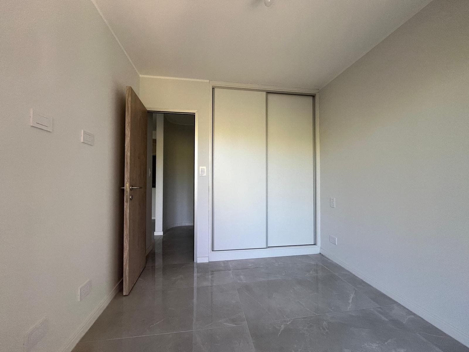 FOR SALE - 1-bedroom apartment with a balcony running along the front. Martin neighborhood, Rosario.