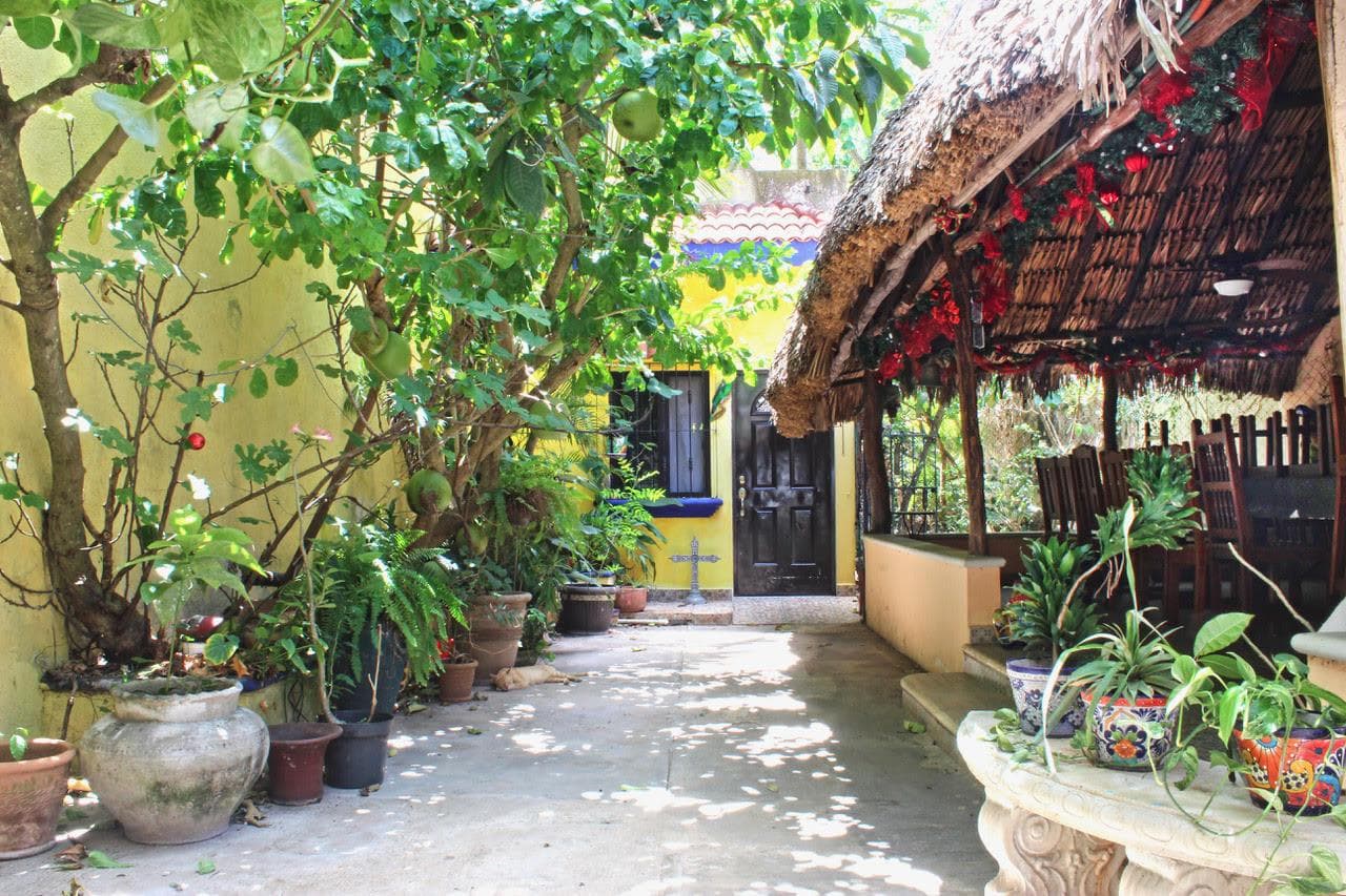 HOUSE FOR SALE IN VALLADOLID'S HISTORIC CENTER WITH COMMERCIAL SPACE