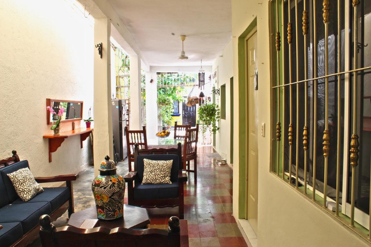 HOUSE FOR SALE IN VALLADOLID'S HISTORIC CENTER WITH COMMERCIAL SPACE