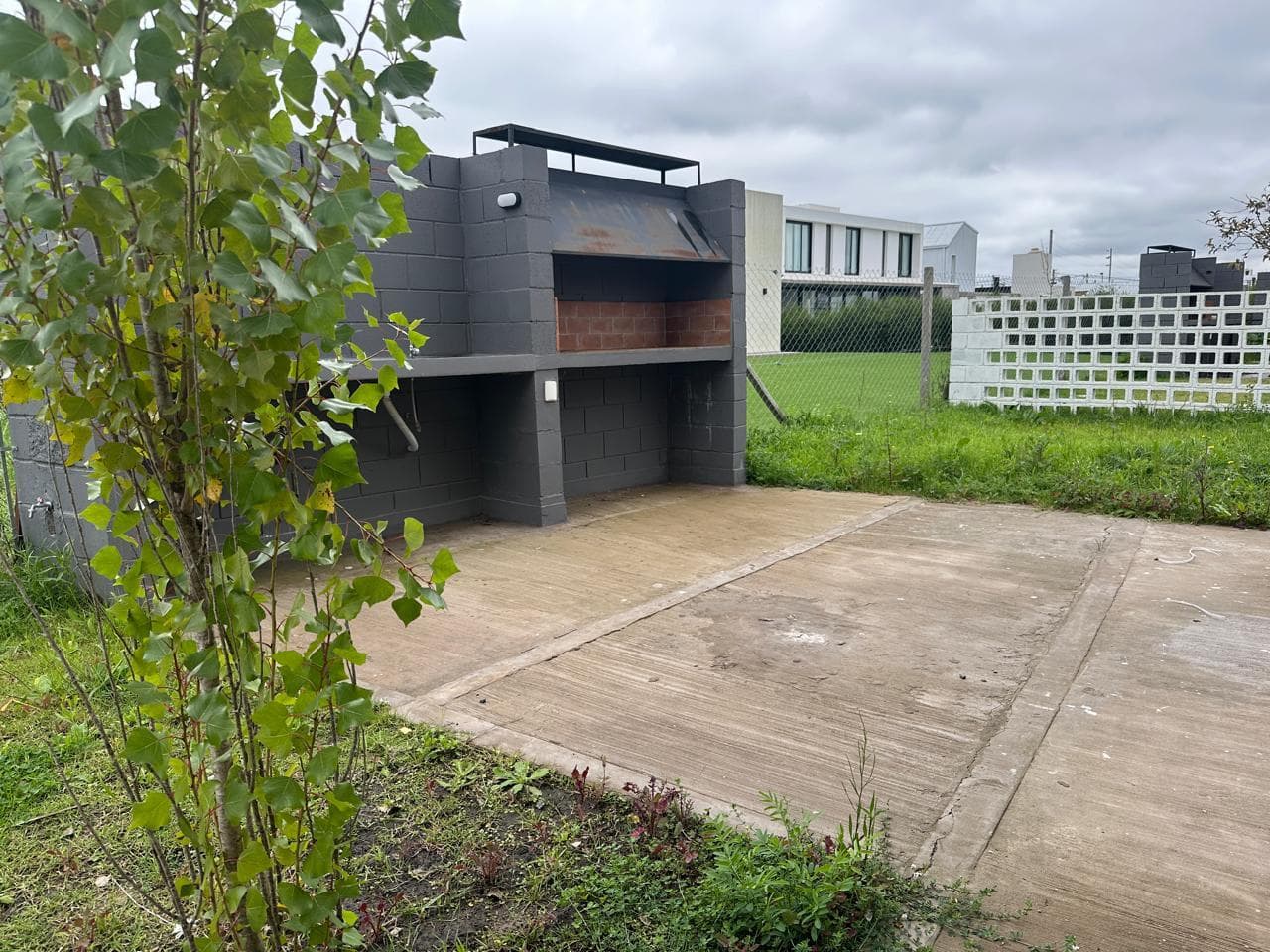 Casa en barrio El Quimilar duplex de 2 dormitorios, parrilla cochera y jardin